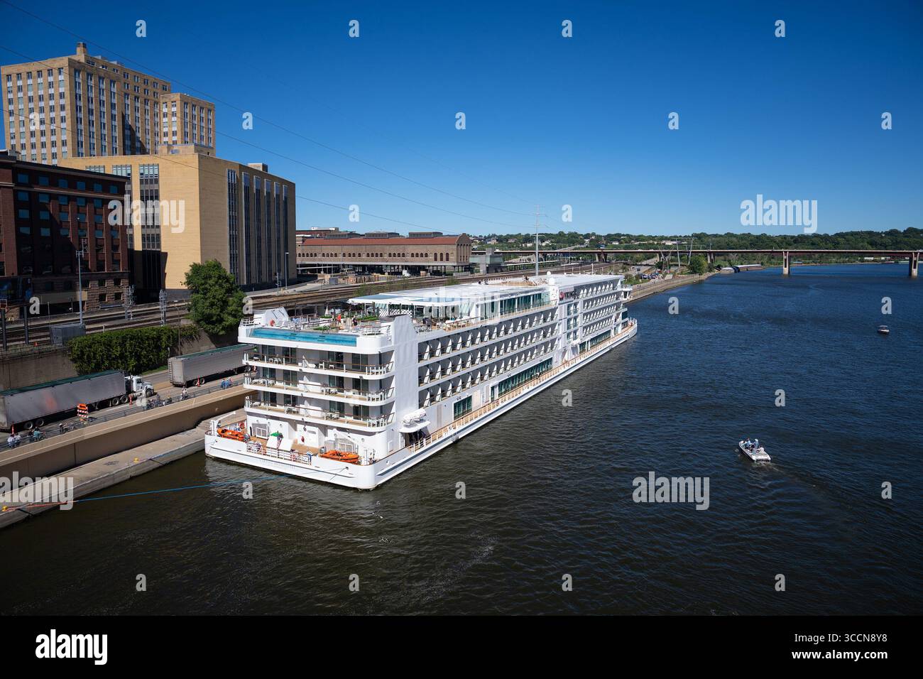 3. September 2022, St. Paul, MN, Vereinigte Staaten: Die Viking Mississippi, eine neue Kreuzfahrt auf dem Mississippi River, parkt am 3. September 2022 in der Innenstadt von St. Paul, Minnesota, um Passagiere für ihre erste achttägige Reise von St. Paul nach St. Louis abzuholen. Das Schiff mit 386 Passagieren kehrt Mitte September für eine 15-tägige Kreuzfahrt nach New Orleans zurück. (Bild: © RenÃÂ Jones Schneider/Minneapolis Star Tribune via ZUMA Press Wire) Stockfoto