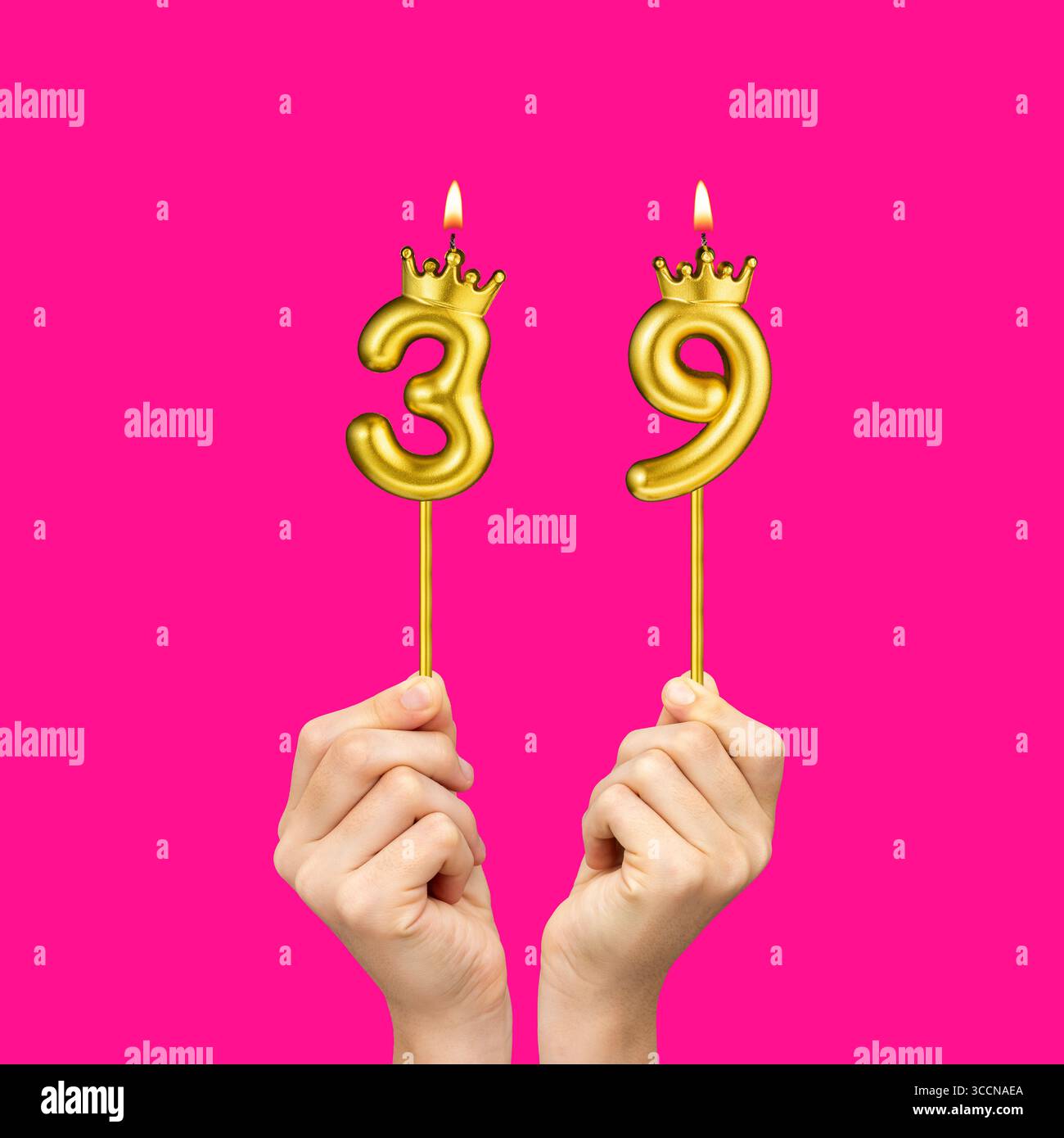 Geburtstag auf Fuchsiahintergrund mit der Zahl 39 - Hände mit Zahlenkerzen Stockfoto