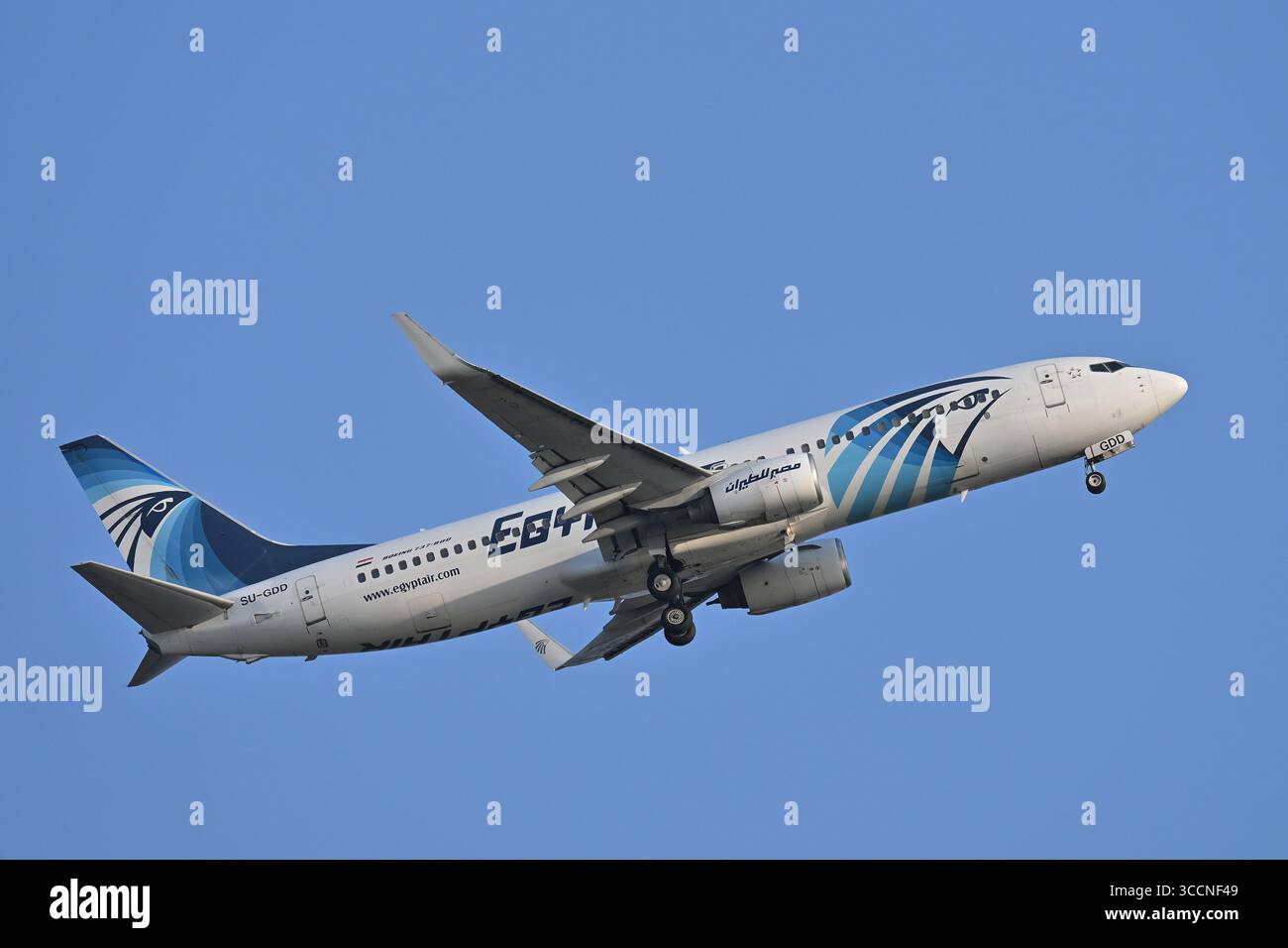 Roma, Italien. August 2025. Ein Blick auf die Boeing 737-800 Ägyptair Flugzeug bei der Abfahrt zum Flughafen Fiumicino. Quelle: SOPA Images Limited/Alamy Live News Stockfoto