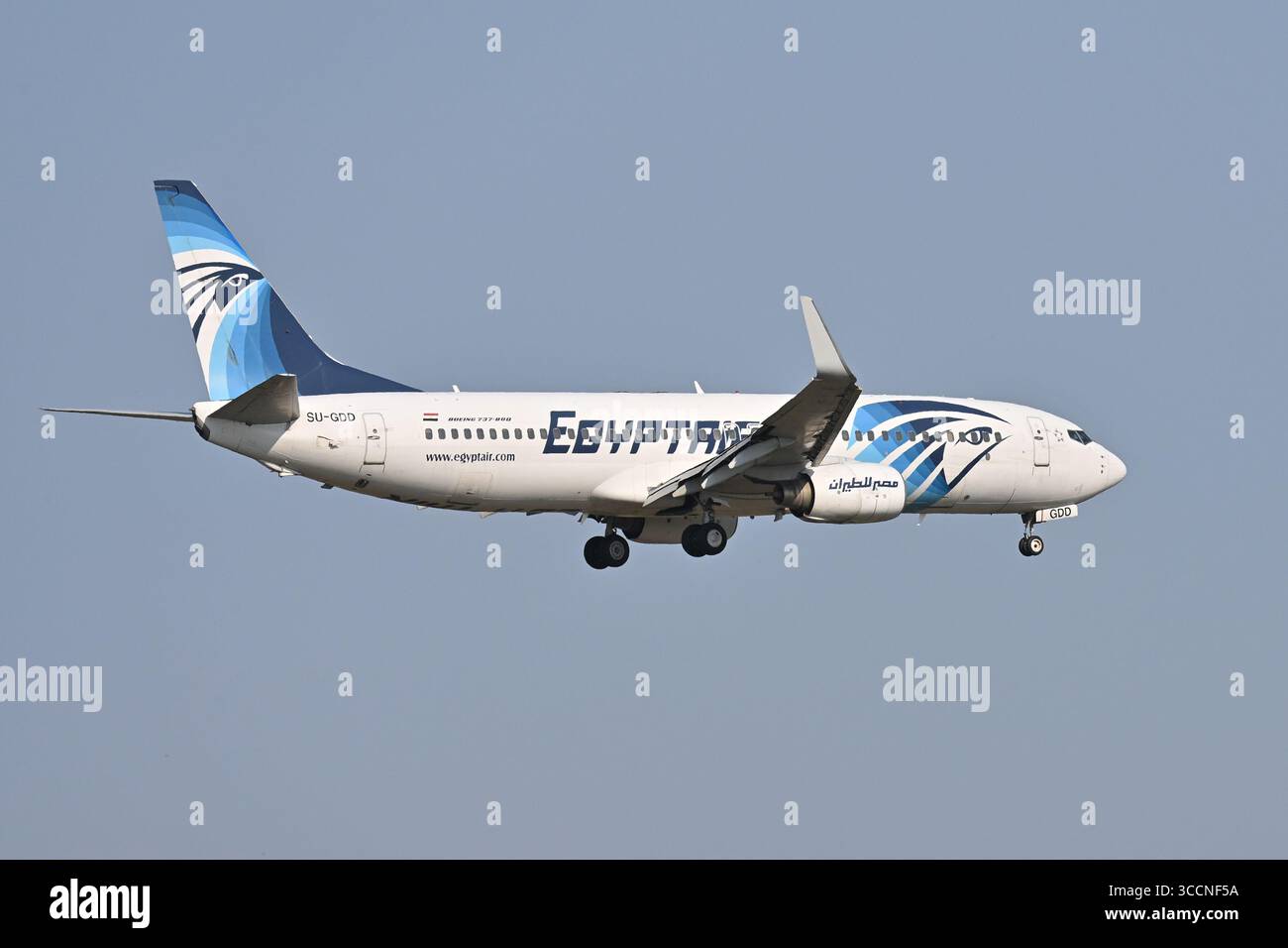 Roma, Italien. August 2025. Ein Blick auf die Boeing 737-800 Egypt bei Ankunft am Flughafen Fiumicino. Quelle: SOPA Images Limited/Alamy Live News Stockfoto