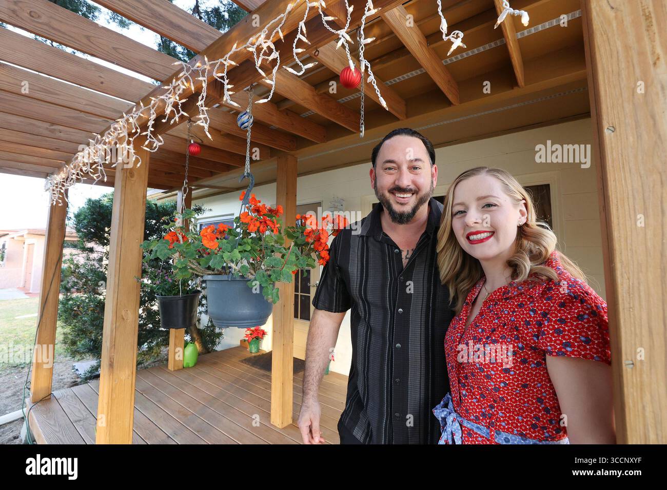 10. Dezember 2021: Dan Gonzalez und Jennifer Marzano in ihrem Haus in Orlando, Florida, am 9. Dezember 2021. Sie zahlten mehr als nur den Preis für ihr Haus. (Foto: © Stephen M. Dowell/Orlando Sentinel via ZUMA Press Wire) Stockfoto