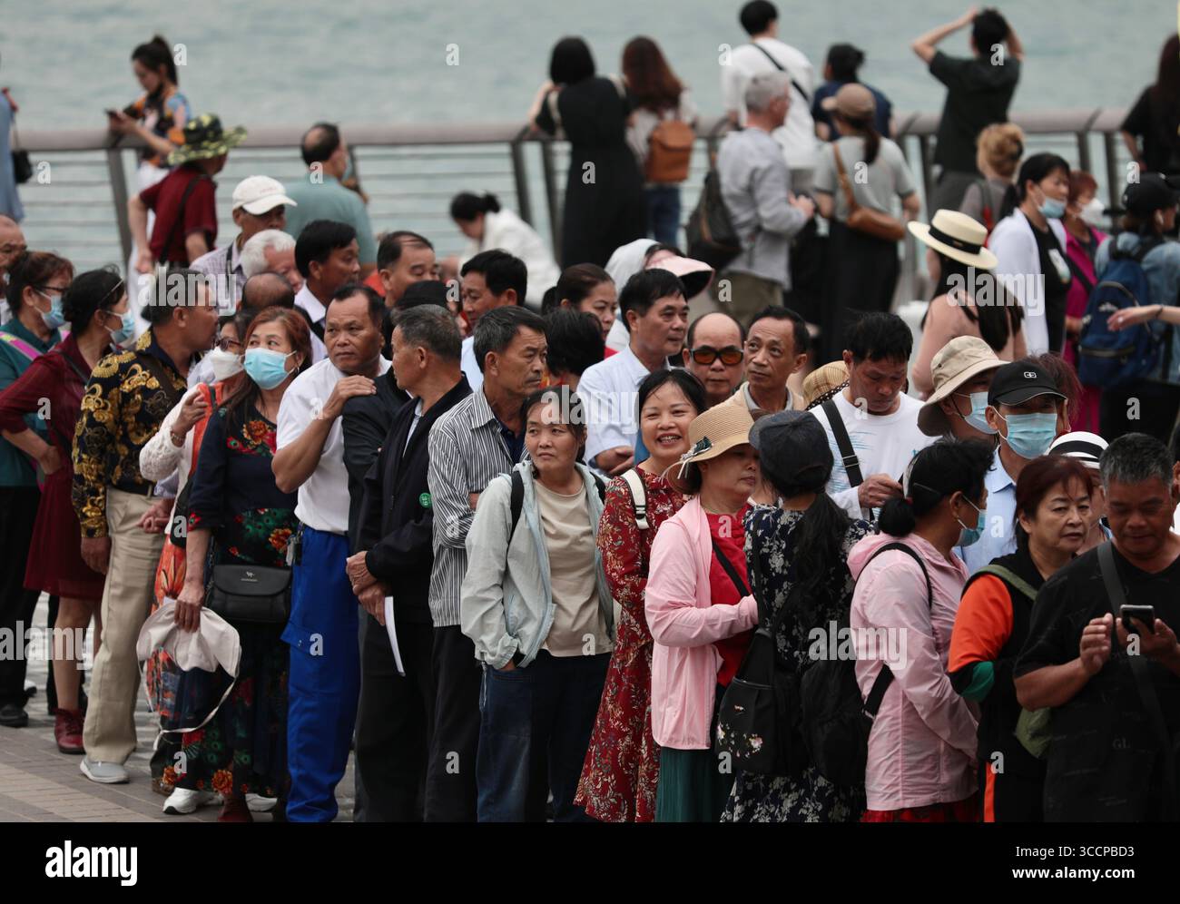 27. April 2023, HONGKONG, CHINA: In Hongkong, Pakettour vom chinesischen Festland aus am Victoria Harbour Uferufer und wartet auf den Besuch des nächsten Touristenorts.27. April 2023Hongkong.ZUMA/Liau Chung-ren (Kreditbild: © Liau Chung-ren/ZUMA Press Wire) Stockfoto
