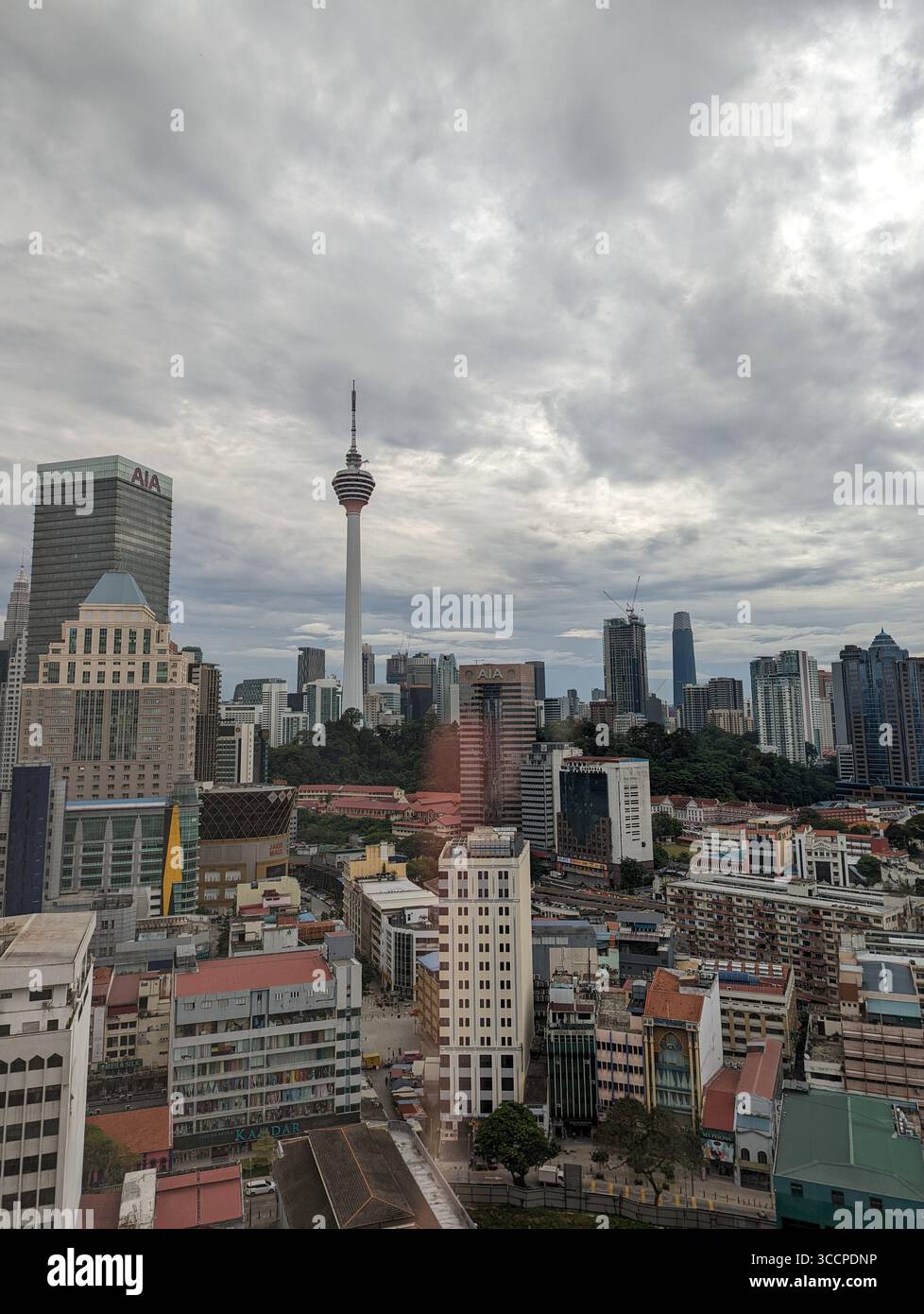 Kuala Lumpur Tower und Skyline an einem bewölkten Tag Stockfoto