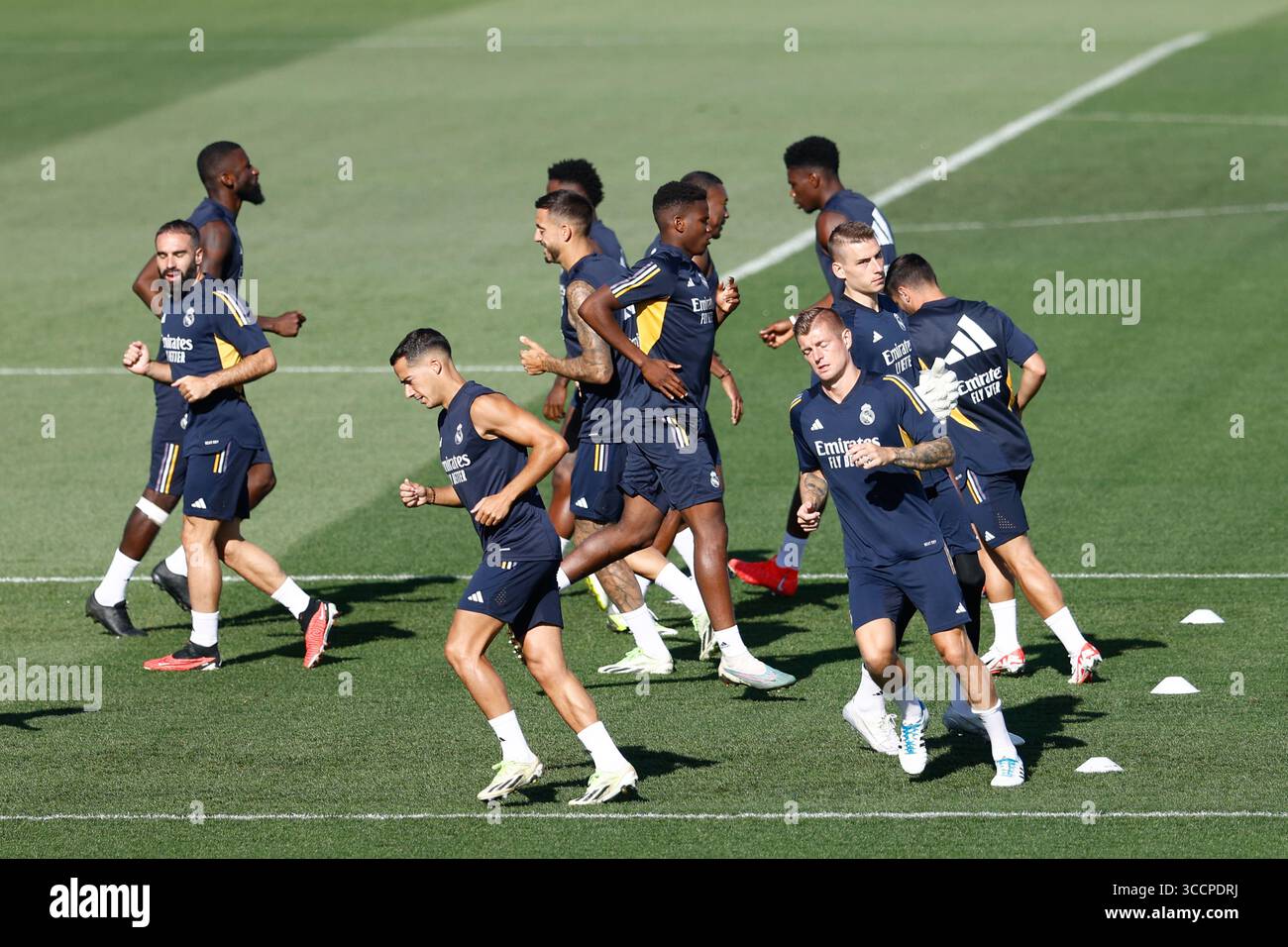 18. August 2023, VALDEBAS, MADRID, SPANIEN: Lucas Vazquez von Real Madrid und Toni Kroos von Real Madrid während des Trainingstages von Real Madrid, die am 18. August 2023 im Ciudad Deportiva Real Madrid in Valdebebas, Madrid, Spanien, gefeiert wurden. (Kreditbild: © Oscar J. Barroso/AFP7 via ZUMA Press Wire) Stockfoto