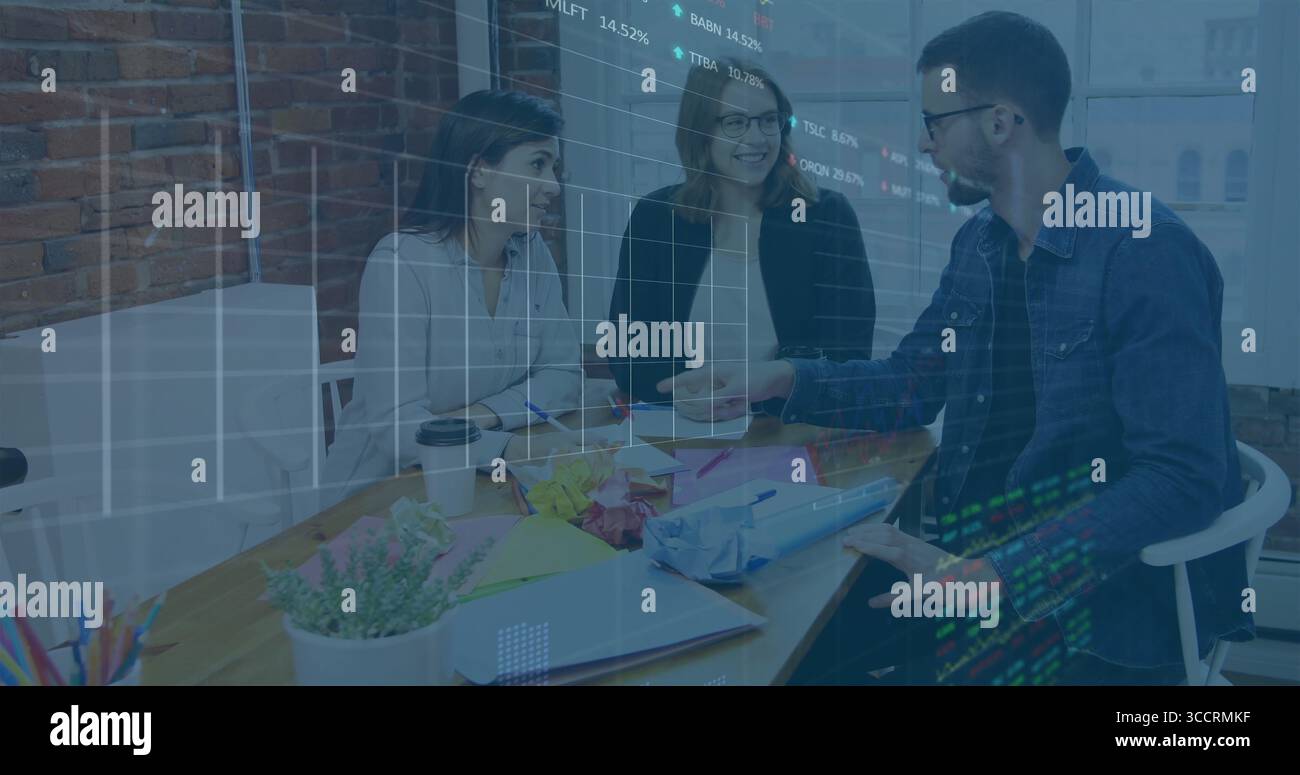 Drei Kollegen, die Gesten und Zuhören in einem modernen Büro-Besprechungsraum mit Laptop und Topfpflanze hören Stockfoto