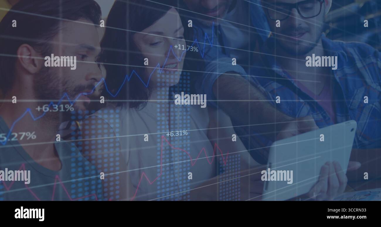 Überprüfung digitaler Finanzpläne drei Kollegen, die sich im Besprechungsraum über den Tisch lehnen, mit Tablet Stockfoto