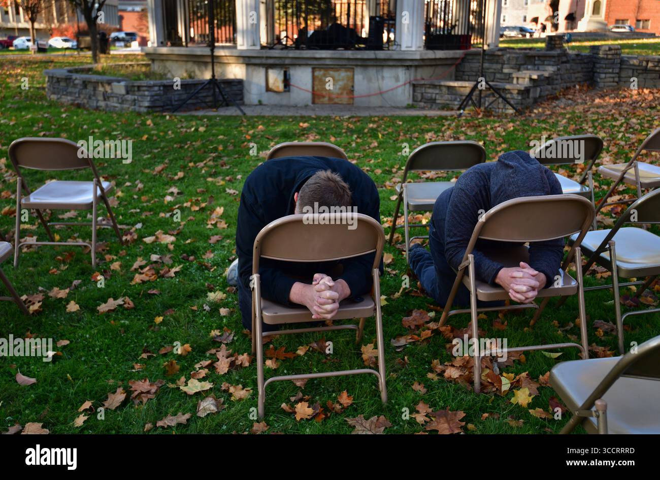 3. November 2023, Lewiston, ME, USA: Community-Mitglieder versammeln sich nach dem tragischen Massenschieß in Lewiston, ME, am 3. November 2023 für einen Multi-Church Gebetsdienst, um im Kennedy Park in Lewiston, ME, zu heilen. 18 Menschen wurden bei dem Angriff getötet. (Bild: © Carol Guzy/ZUMA Press Wire) Stockfoto