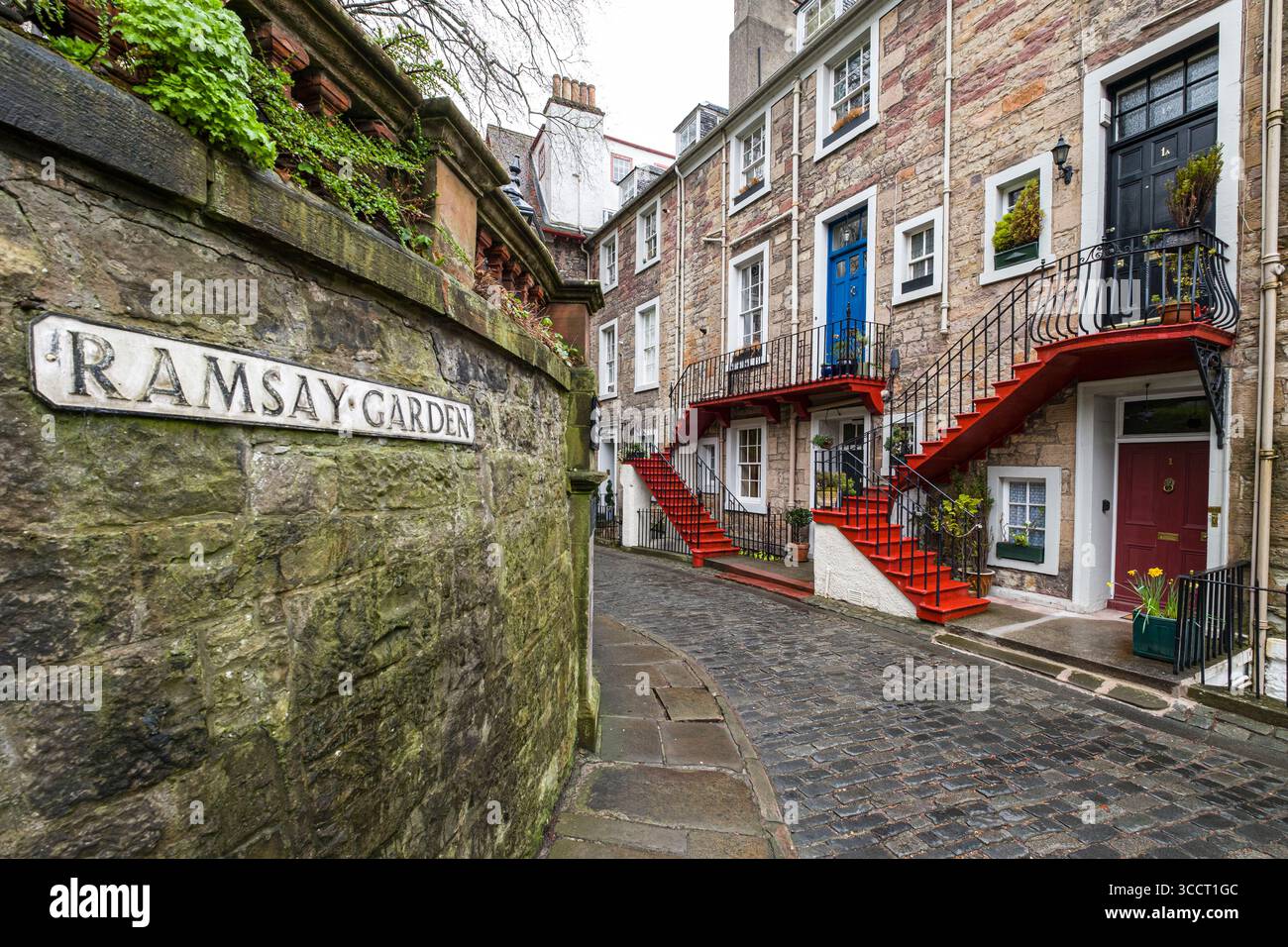 Schild für Ramsay Garden an der Steinmauer, Edinburgh, Schottland, Großbritannien Stockfoto