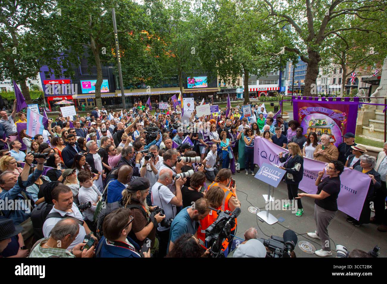 20. Juli 2023, London, England, Vereinigtes Königreich: Mitglieder der British Actors union Equity veranstalten einen Protest auf dem Leicester Square in Solidarität mit markanten Hollywood-Mitgliedern der Screen Actors Guild – American Federation of Television and Radio Artists (Foto: © Tayfun Salci/ZUMA Press Wire) Stockfoto 20. Juli 2023, London, England, Vereinigtes Königreich: Mitglieder der British Actors union Equity veranstalten einen Protest auf dem Leicester Square in Solidarität mit markanten Hollywood-Mitgliedern der Screen Actors Guild – American Federation of Television and Radio Artists (Foto: © Tayfun Salci/ZUMA Press Wire) Stockfoto