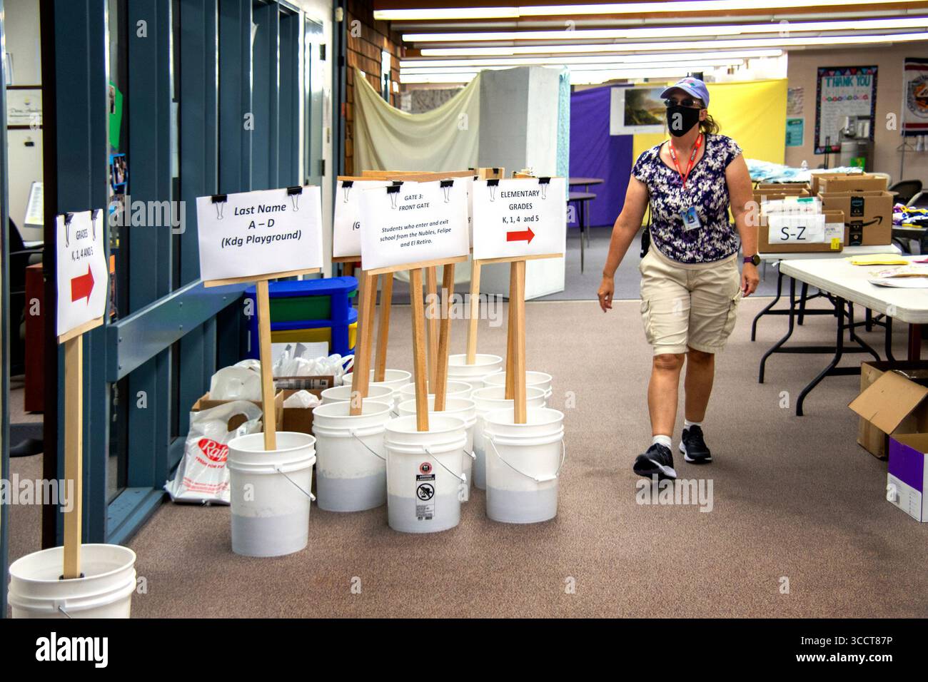 29. September 2020: Richtungsschilder, die Schülern helfen sollen, ihre Klassenzimmer zu finden, werden von einem Grundschullehrer organisiert, der aufgrund des Co eine Sicherheitsmaske trägt (Credit Image: © Spencer Grant/ZUMA Press Wire). Stockfoto