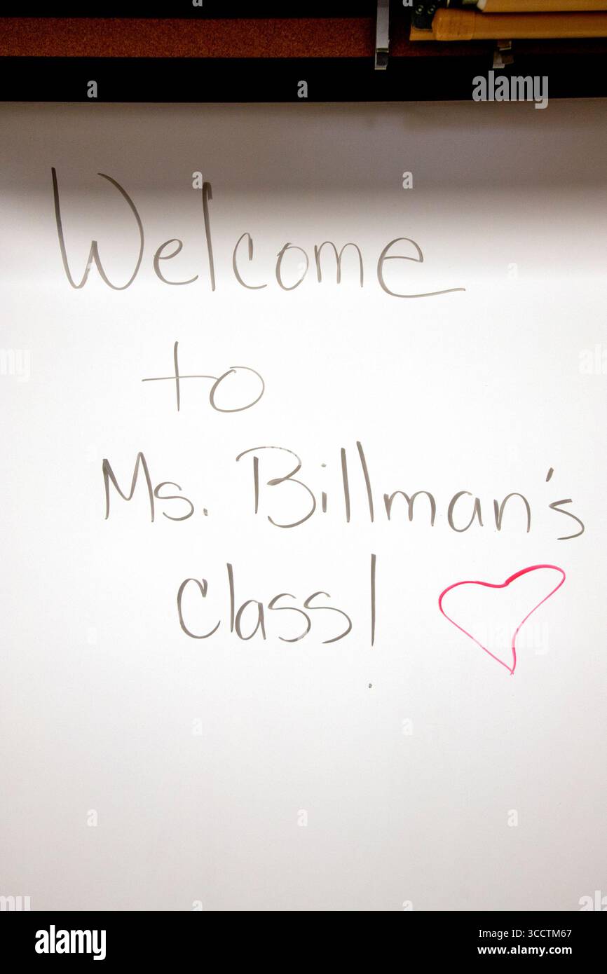 18. August 2020: Das Whiteboard eines kalifornischen Grundschullehrers begrüßt die Schüler am ersten Schultag. (Kreditbild: © Spencer Grant/ZUMA Press Wire) Stockfoto