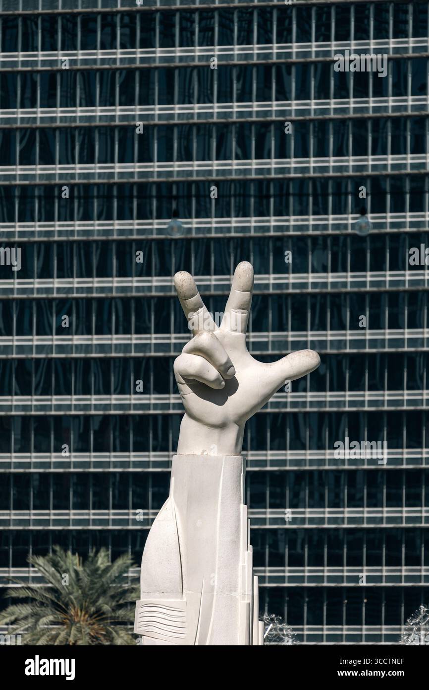 Handdenkmal. SIEGESZUG LOVE Skulptur im Burj Park. Dubai, VAE - 1. November 2023. Stockfoto