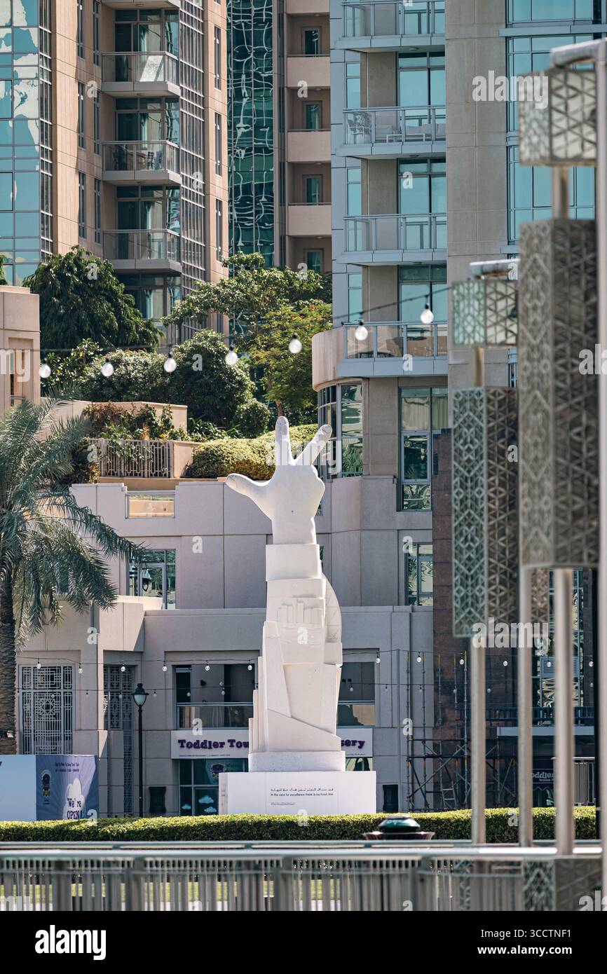 Handdenkmal. SIEGESZUG LOVE Skulptur im Burj Park. Dubai, VAE - 1. November 2023. Stockfoto