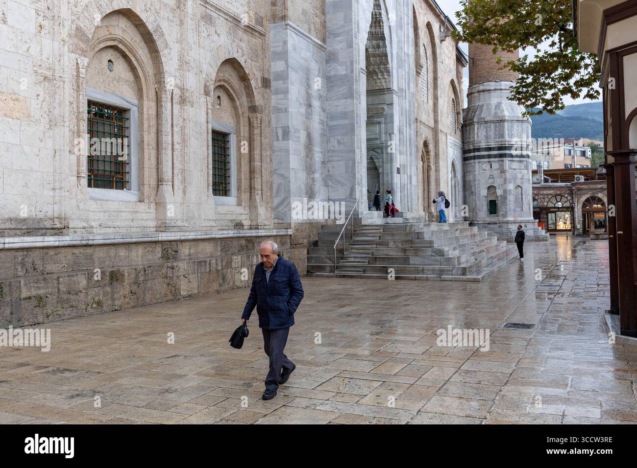 8. Oktober 2022: Blick vom äußeren Innenhof der historischen Großen Moschee von Bursa am 8. Oktober 2022 in Bursa, Turkiye. Die große Moschee von Bursa wurde von dem osmanischen Sultan Bayezid I. in Auftrag gegeben, an seinen großen Sieg in der Schlacht von Nicopolis zu erinnern und zwischen 1396 und 1399 erbaut. Die Moschee ist ein bedeutendes Denkmal der frühen osmanischen Architektur und eine der wichtigsten Moscheen der Stadt. Sie befindet sich im Herzen der Altstadt neben den historischen Märkten. (Bild: © Tolga Ildun/ZUMA Press Wire) Stockfoto