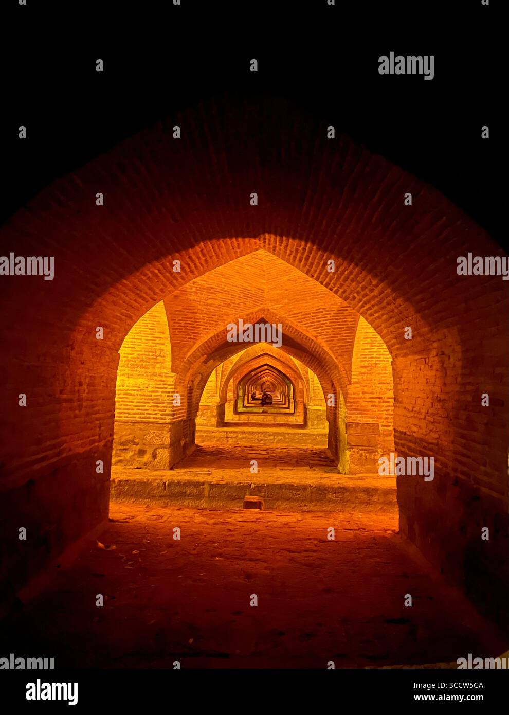 Beleuchtete Bögen der Si-o-se-pol-Brücke in Isfahan, Iran, mit persischer Architektur und historischer Schönheit bei Nacht. Stockfoto Beleuchtete Bögen der Si-o-se-pol-Brücke in Isfahan, Iran, mit persischer Architektur und historischer Schönheit bei Nacht. Stockfoto