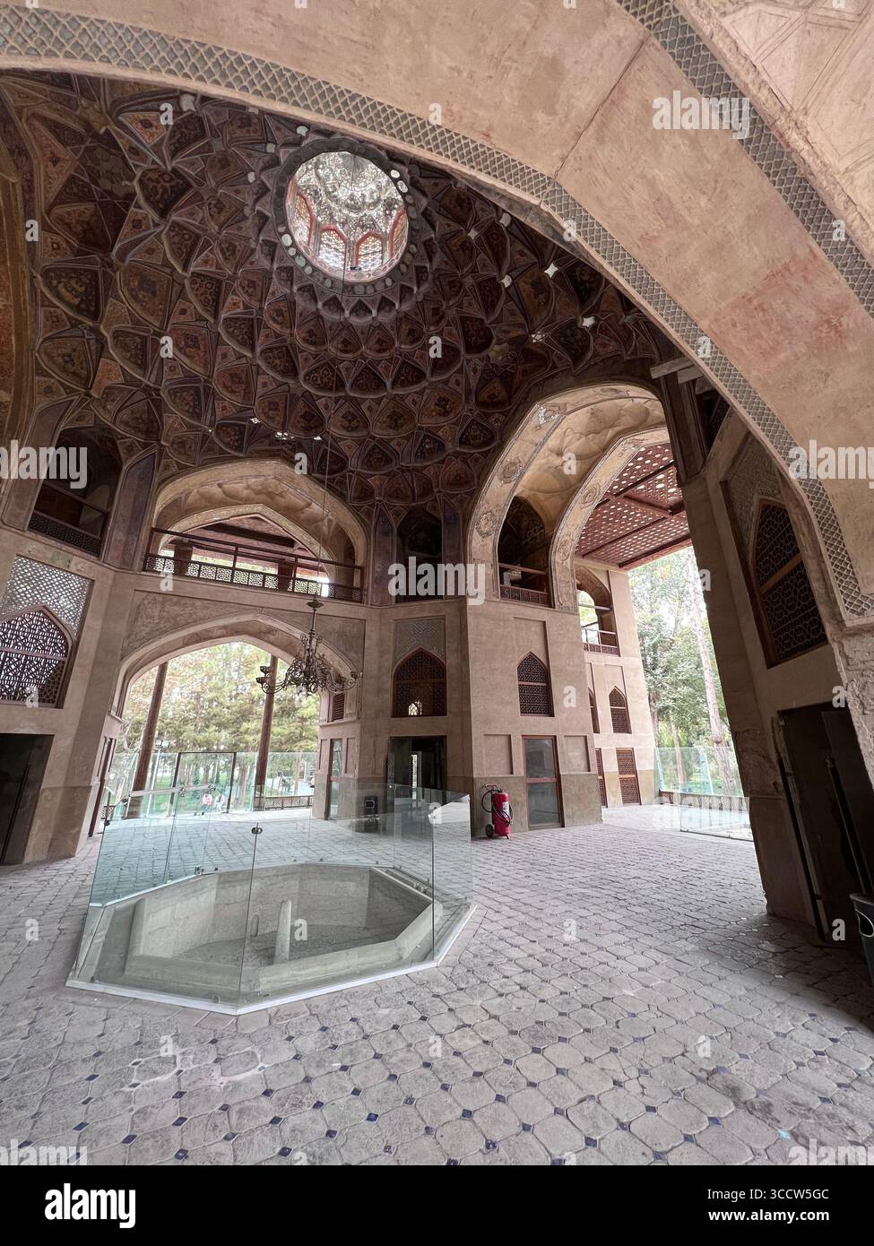 Innenansicht des Hasht Behesht Palace in Isfahan, Iran, mit seiner kunstvollen Kuppel, Safawiden-Architektur und historischem persischem Design. Stockfoto Innenansicht des Hasht Behesht Palace in Isfahan, Iran, mit seiner kunstvollen Kuppel, Safawiden-Architektur und historischem persischem Design. Stockfoto