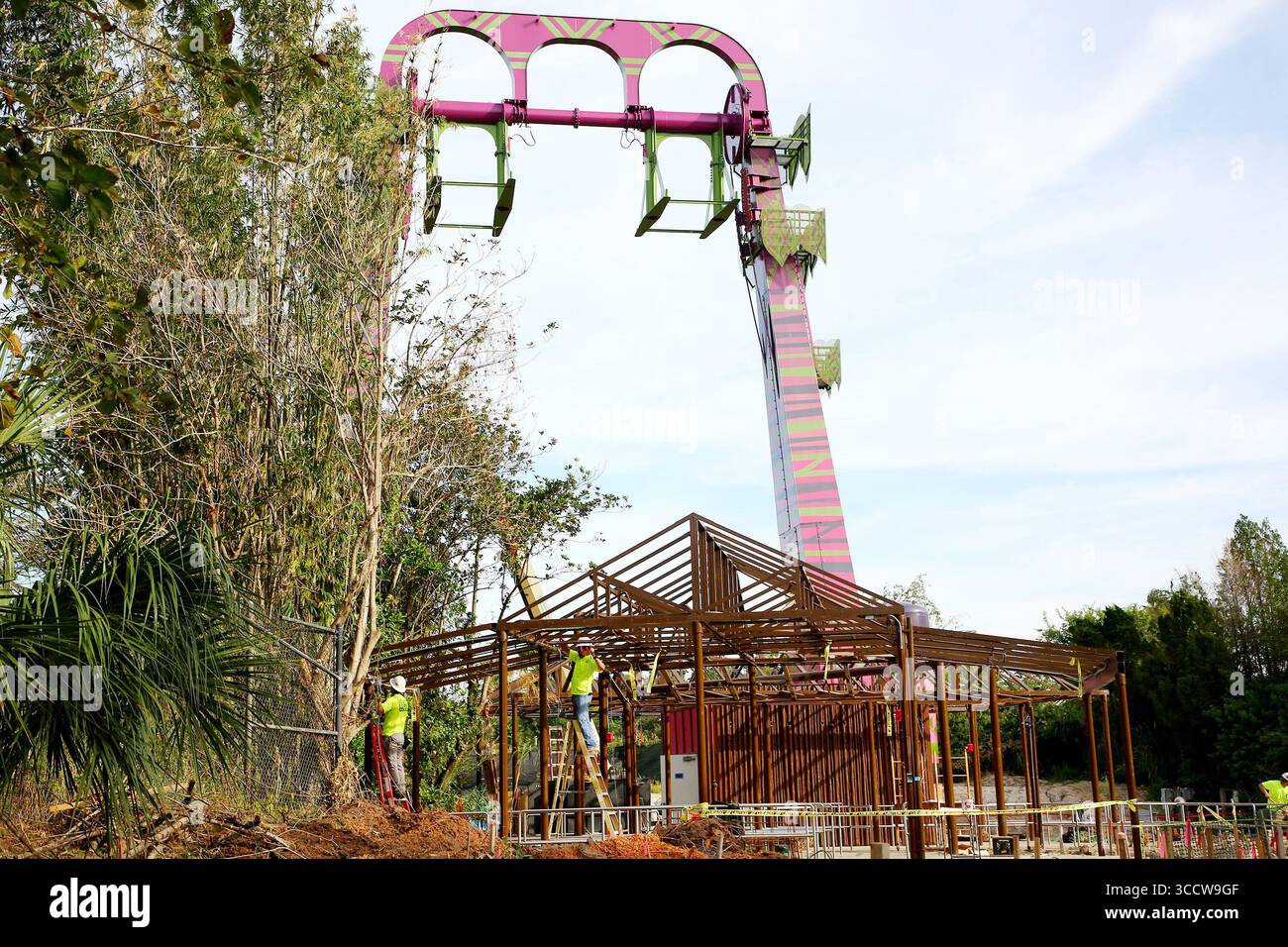 11. Oktober 2022, Tampa, FLORIDA, USA: Arbeiter tendieren dazu, am 11. Oktober 2022 in Busch Gardens in Tampa, Florida, im Hintergrund eine Konstruktion des Betreibergebäudes für den Serengeti Flyer zu erstellen. Die 135 m hohe Attraktion, die voraussichtlich im Frühjahr 2023 eröffnet wird, wird zwei pendelförmige Arme mit Platz für 40 Fahrer haben, die mit jeder Schaukel immer höher fliegen und einen atemberaubenden Blick auf die Serengeti Plain und die Innenstadt von Tampa bieten. (Foto: © Douglas R. Clifford/Tampa Bay Times via ZUMA Press Wire) Stockfoto