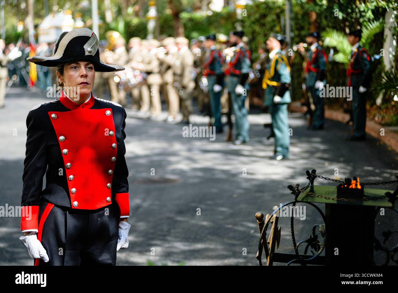 12. Oktober 2022, Sevilla, Andalusien, Spanien: Guardia Civil Officers marschieren während der Feierlichkeiten ihres Schutzpatrons und zum Nationalfeiertag. (Bild: © Angel Garcia/ZUMA Press Wire) Stockfoto