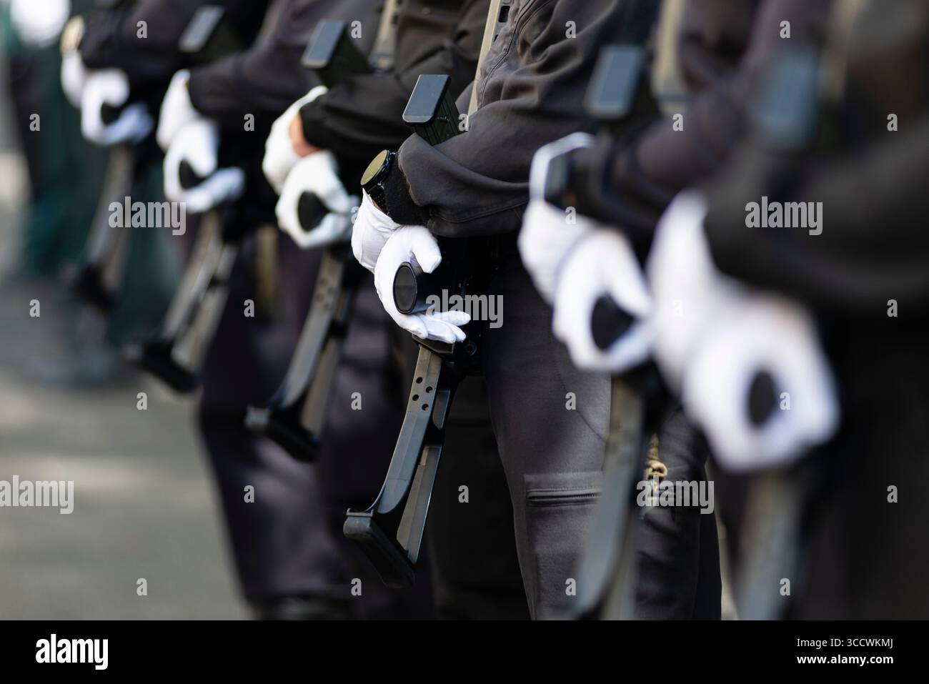 12. Oktober 2022, Sevilla, Andalusien, Spanien: Guardia Civil Officers marschieren während der Feierlichkeiten ihres Schutzpatrons und zum Nationalfeiertag. (Bild: © Angel Garcia/ZUMA Press Wire) Stockfoto