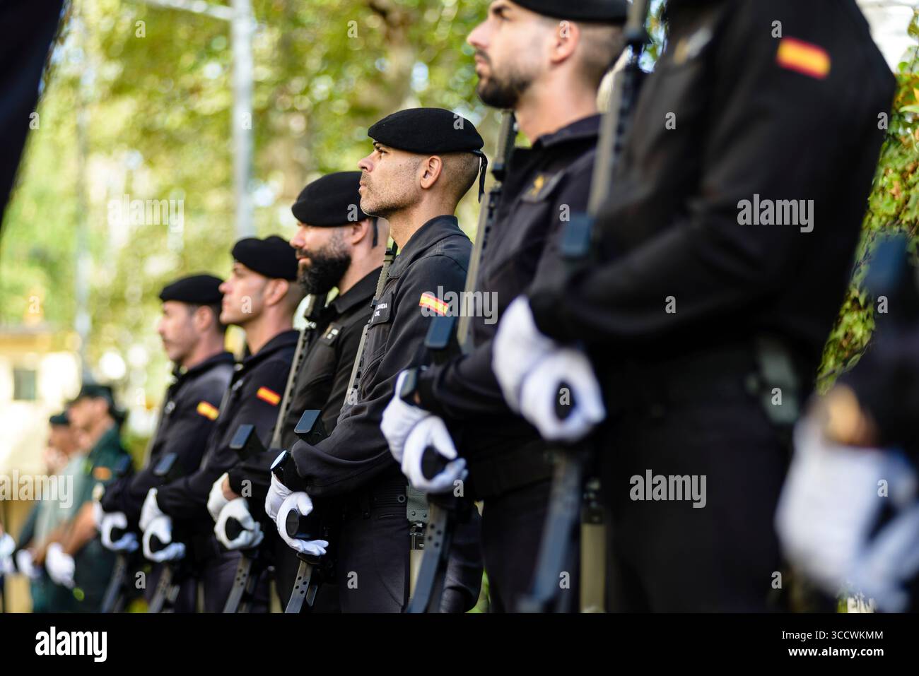 12. Oktober 2022, Sevilla, Andalusien, Spanien: Guardia Civil Officers marschieren während der Feierlichkeiten ihres Schutzpatrons und zum Nationalfeiertag. (Bild: © Angel Garcia/ZUMA Press Wire) Stockfoto