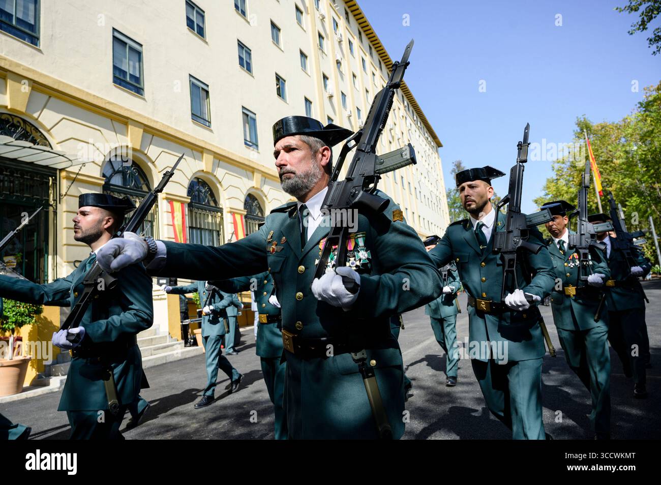 12. Oktober 2022, Sevilla, Andalusien, Spanien: Guardia Civil Officers marschieren während der Feierlichkeiten ihres Schutzpatrons und zum Nationalfeiertag. Der spanische Nationalfeiertag erinnert an die Ankunft von Christoph Kolumbus in Amerika und wird manchmal auch als Dia de la Hispanidad oder Hispanic Day bezeichnet. (Bild: © Angel Garcia/ZUMA Press Wire) Stockfoto