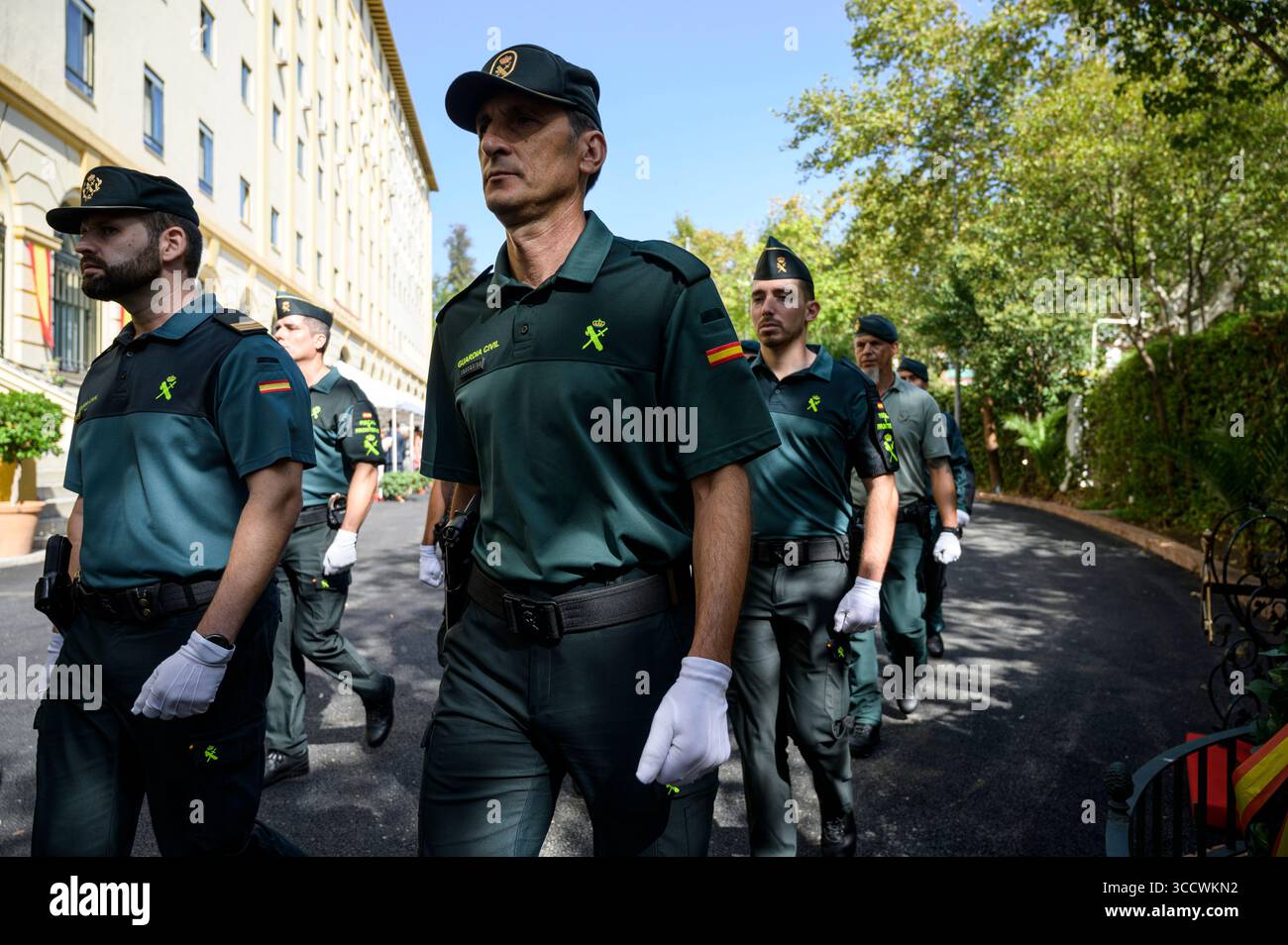 12. Oktober 2022, Sevilla, Andalusien, Spanien: Guardia Civil Officers marschieren während der Feierlichkeiten ihres Schutzpatrons und zum Nationalfeiertag. (Bild: © Angel Garcia/ZUMA Press Wire) Stockfoto
