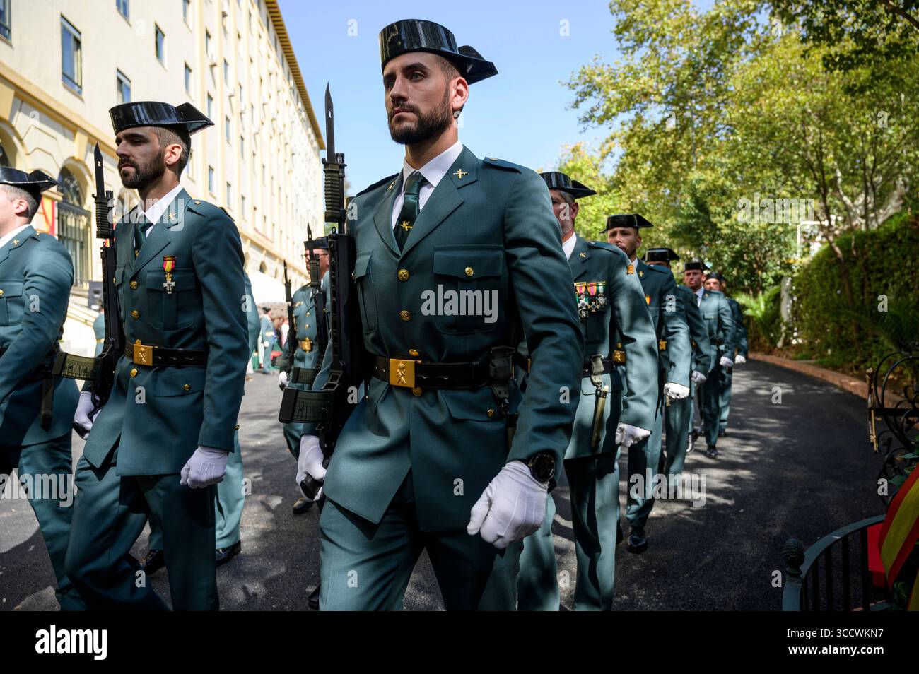 12. Oktober 2022, Sevilla, Andalusien, Spanien: Guardia Civil Officers marschieren während der Feierlichkeiten ihres Schutzpatrons und zum Nationalfeiertag. (Bild: © Angel Garcia/ZUMA Press Wire) Stockfoto