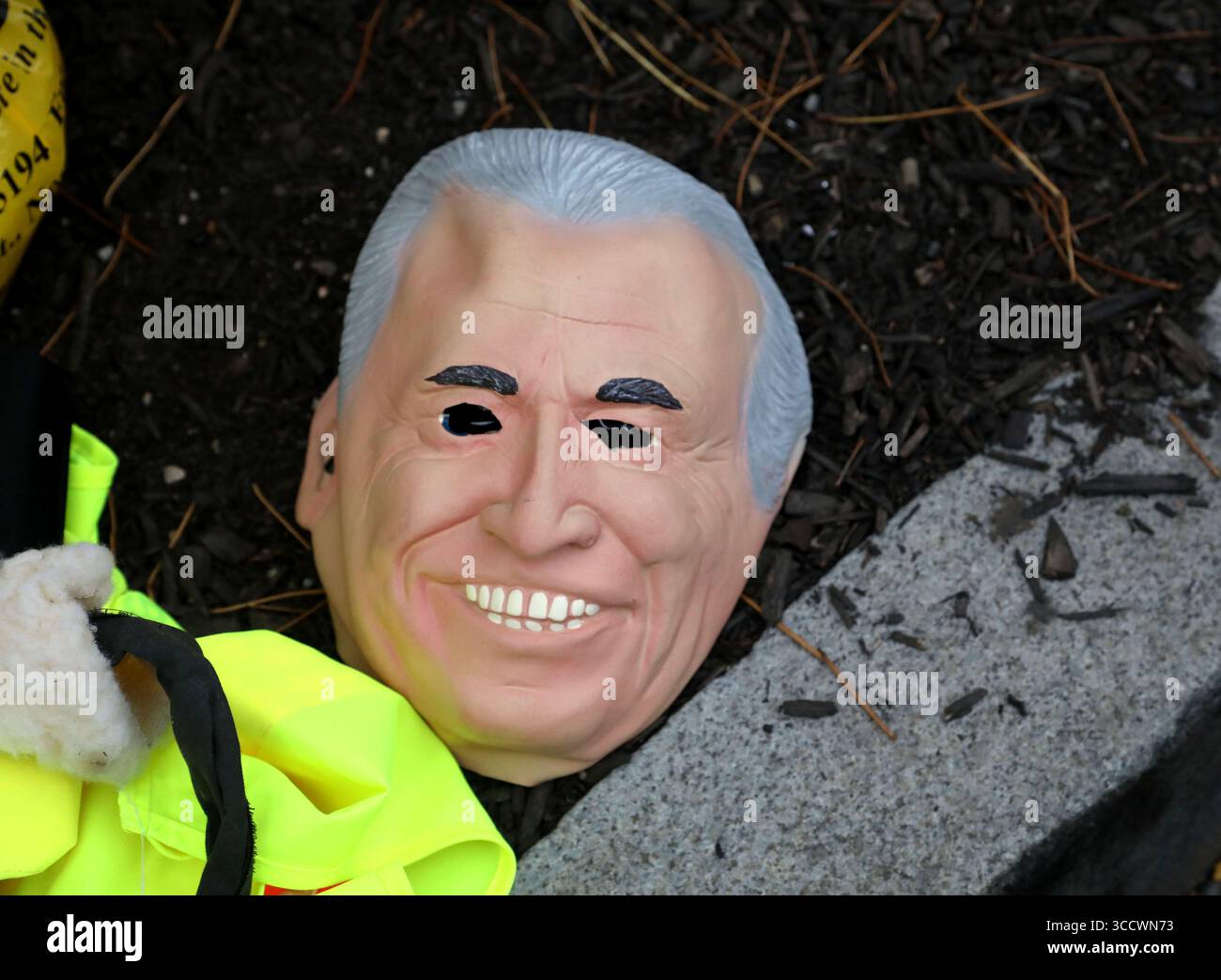 31. Oktober 2022, New York City, New York, USA: Eine Biden-Maske wird im city ‘49th Annual Village Halloween Paradeâ in Greenwich Village gesehen. (Bild: © Nancy Kaszerman/ZUMA Press Wire) Stockfoto