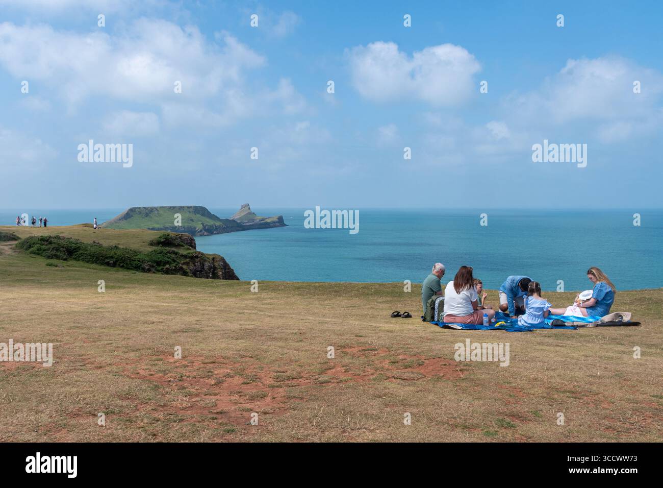 Blick auf Worm's Head, zwei Gezeiteninseln an der Spitze der Gower Peninsula in der Nähe des Dorfes Rhossili in Südwales, Großbritannien, an einem sonnigen Sommertag Stockfoto