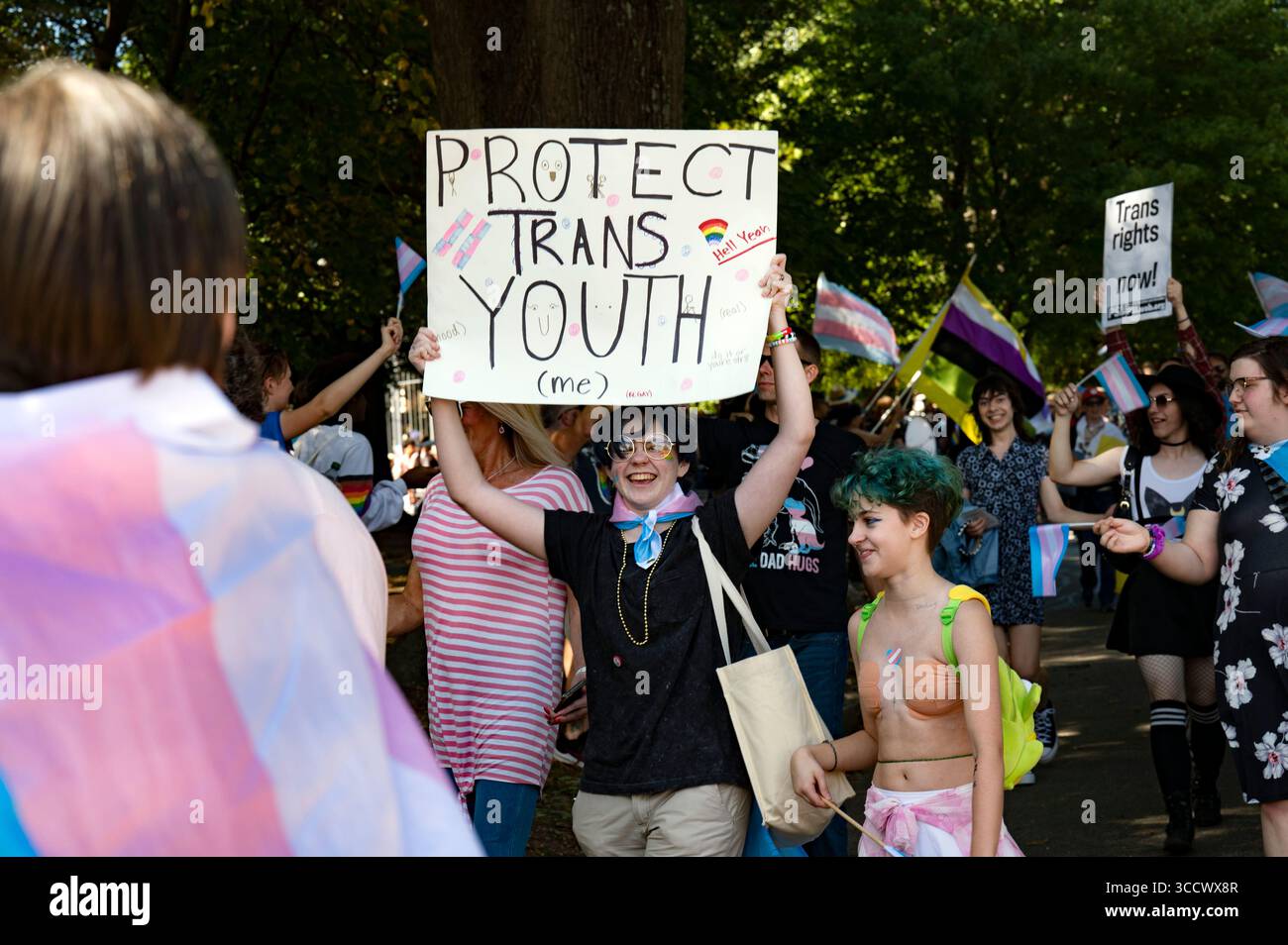 8. Oktober 2022, Atlanta, Georgia, USA: Hunderte von Transgender-, nicht-binären und geschlechtsspezifischen Individuen und ihre Unterstützer ziehen im Rahmen eines Transgender-Rights-marsches durch die Stadt Atlanta als Teil des Atlantaâ€™s Pride Weekend. Bild: Transgender-Studenten und ihre Unterstützer marschieren durch den Piedmont Park mit einem Schild, das Protect Trans Youth verkündet. (Bild: © Robin Rayne/ZUMA Press Wire) Stockfoto