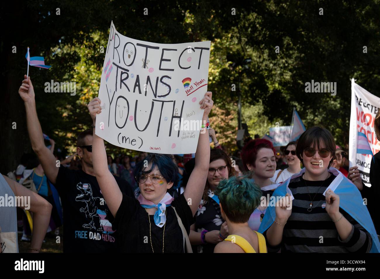 8. Oktober 2022, Atlanta, Georgia, USA: Hunderte von Transgender-, nicht-binären und geschlechtsspezifischen Individuen und ihre Unterstützer ziehen im Rahmen eines Transgender-Rights-marsches durch die Stadt Atlanta als Teil des Atlantaâ€™s Pride Weekend. Bild: Transgender-Studenten und ihre Unterstützer marschieren durch den Piedmont Park mit einem Schild, das Protect Trans Youth verkündet. (Bild: © Robin Rayne/ZUMA Press Wire) Stockfoto