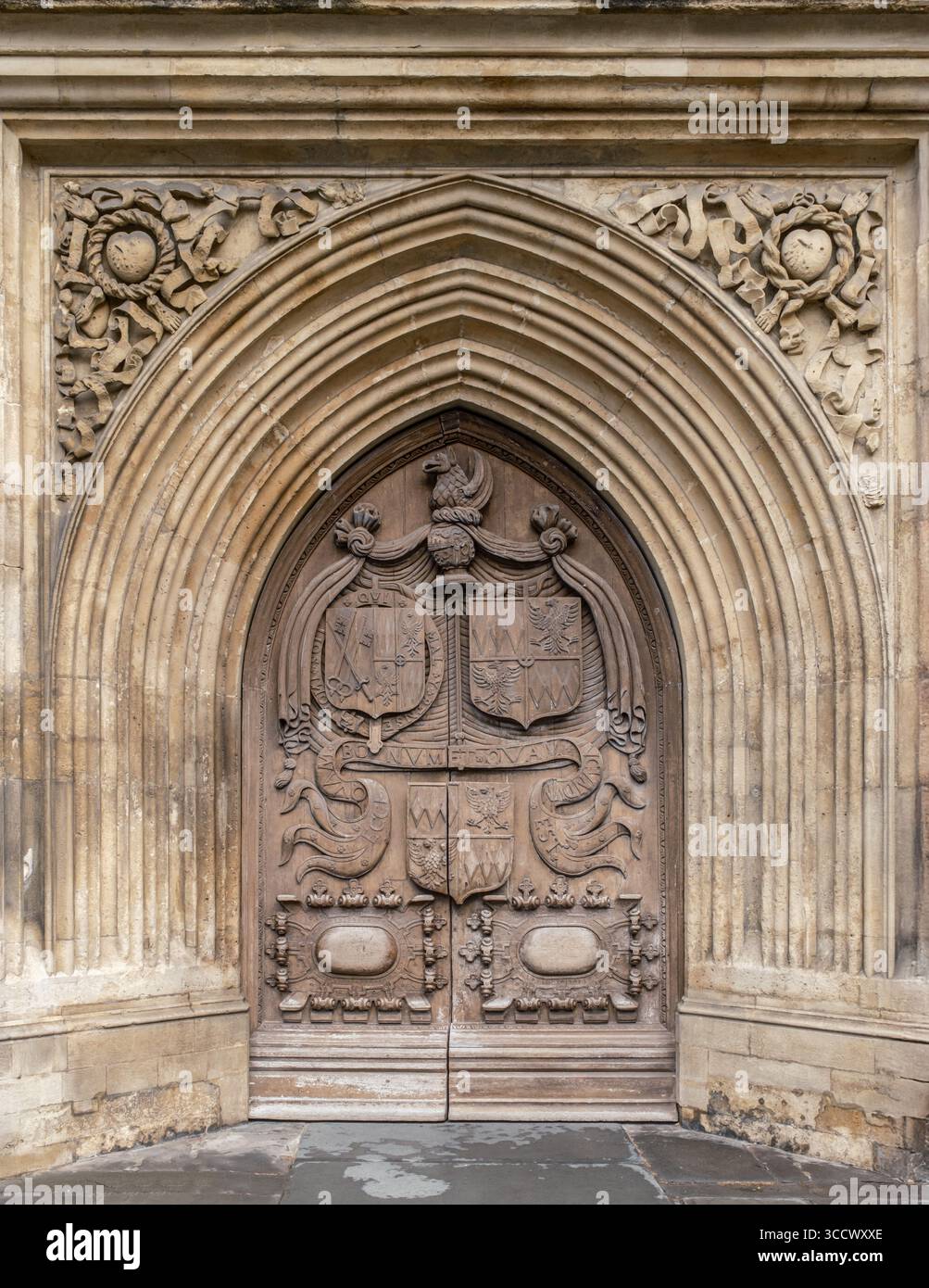 Die Wunderschön Verzierte Holztür Oder Bath Abbey In England Stockfoto