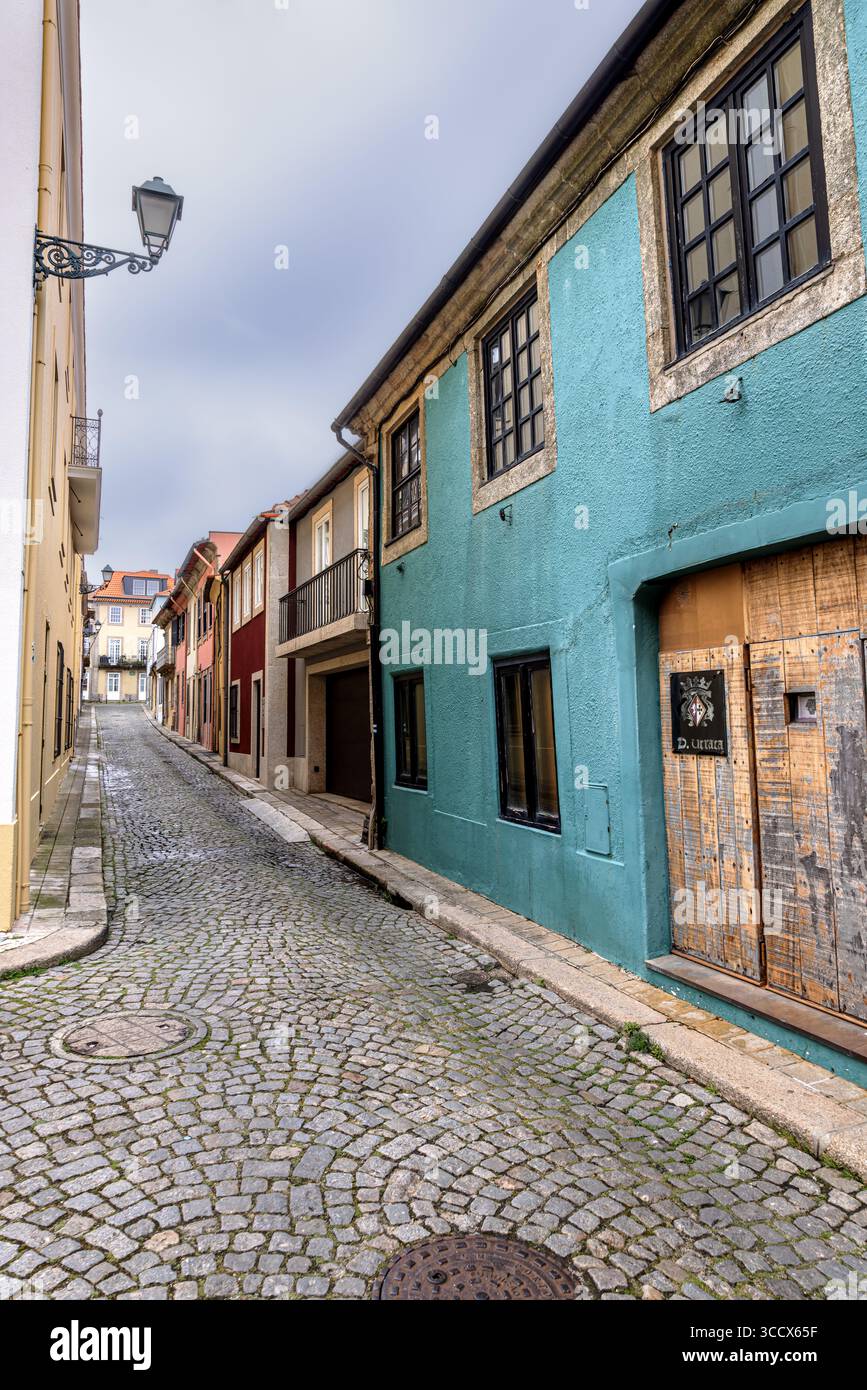 Alte Häuser mit bunten Fassaden in Foz do Douro, Porto, Portugal. Stockfoto