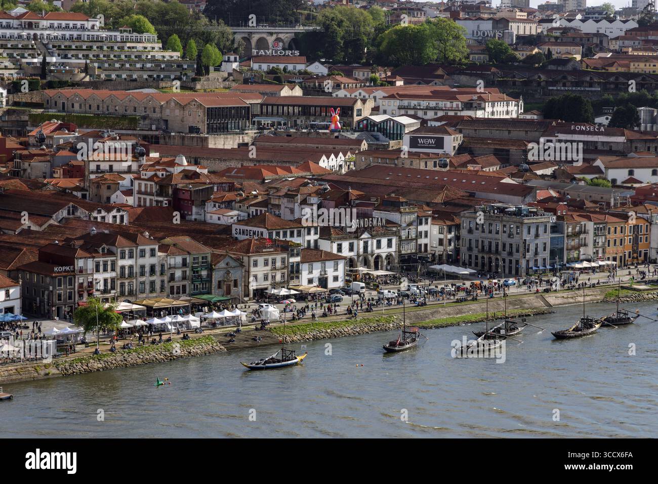 Blick in Richtung Vila Nova de Gaia, Porto, Portugal, am Flussufer des Rio Douro. Stockfoto