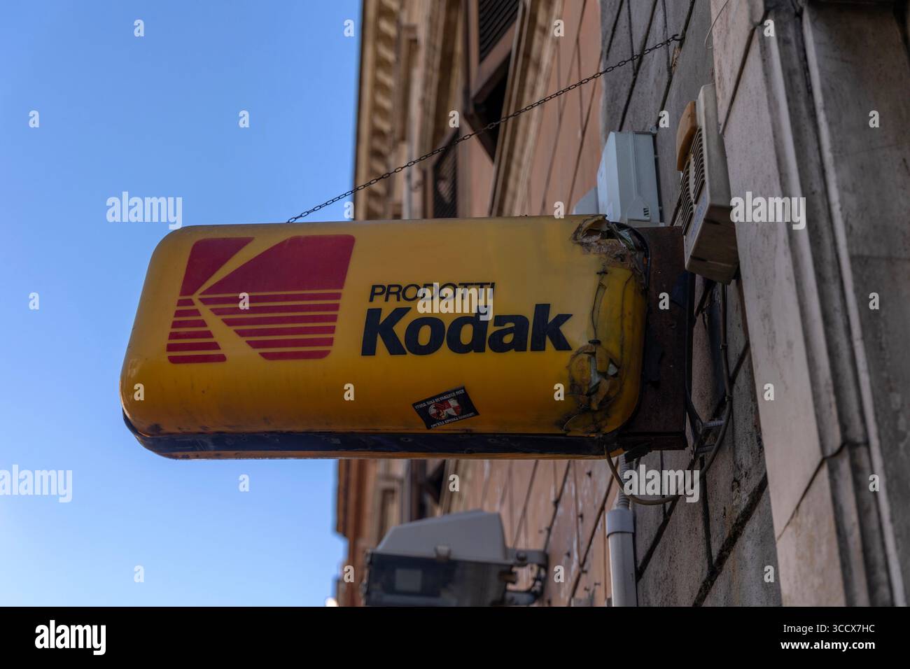 Das Vintage-Kodak-Schild hängt vor einem Fotoverarbeitungsladen in Rom, Italien, und erinnert an einen sonnigen Tag an Nostalgie und den historischen Charme der Stadt. Stockfoto
