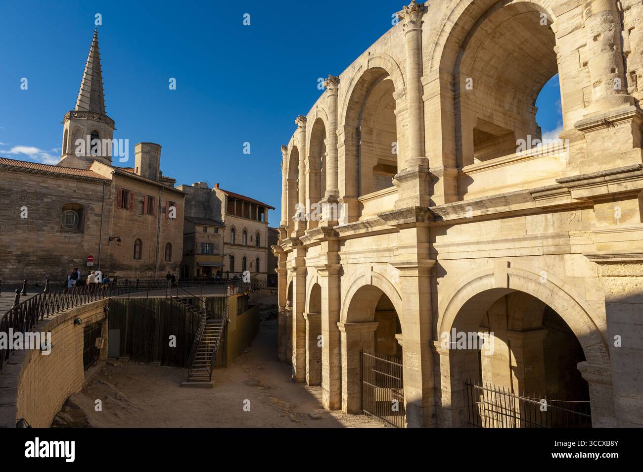 FRANKREICH, BOUCHES-DU-RHONE (13), STADT ARLES, ARKADEN DES AMPHITHEATERS ARENES UND DER KLOSTERKIRCHE CORDELIERS Stockfoto