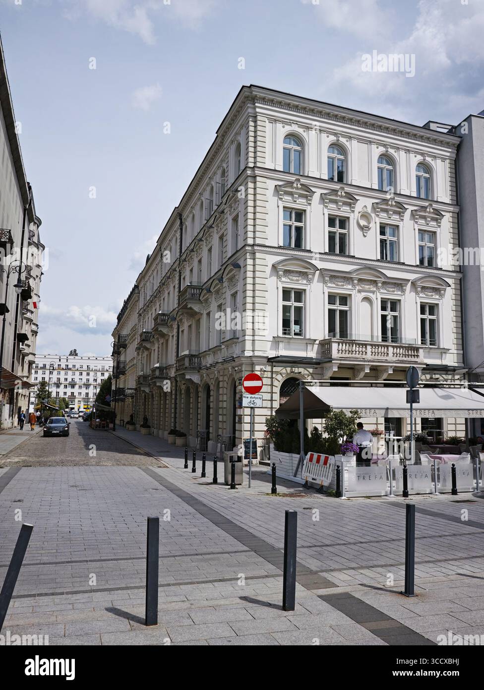 Das Stoppschild befindet sich auf dem Bürgersteig vor dem Gebäude. Warschau, Polen 14.06.2024 Stockfoto