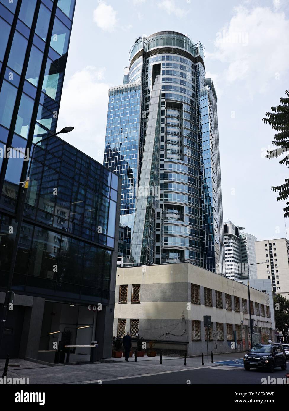 Ein Auto steht auf der Straße vor dem Gebäude. Warschau, Polen 14.06.2024 Stockfoto