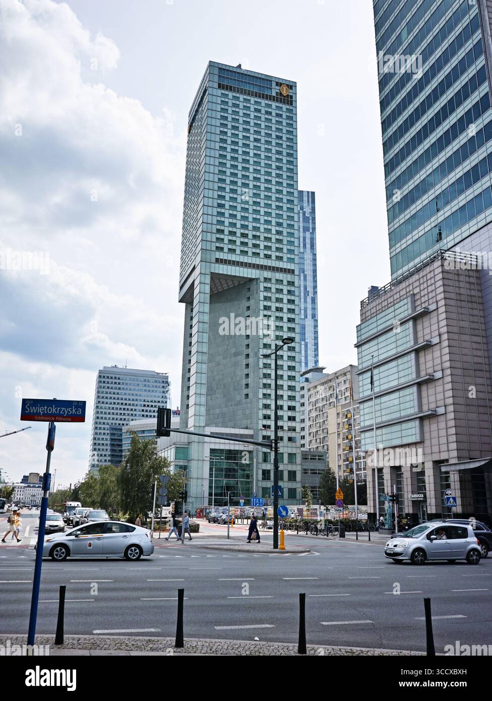Ein Auto steht auf der Straße vor dem Gebäude. Warschau, Polen 14.06.2024 Stockfoto