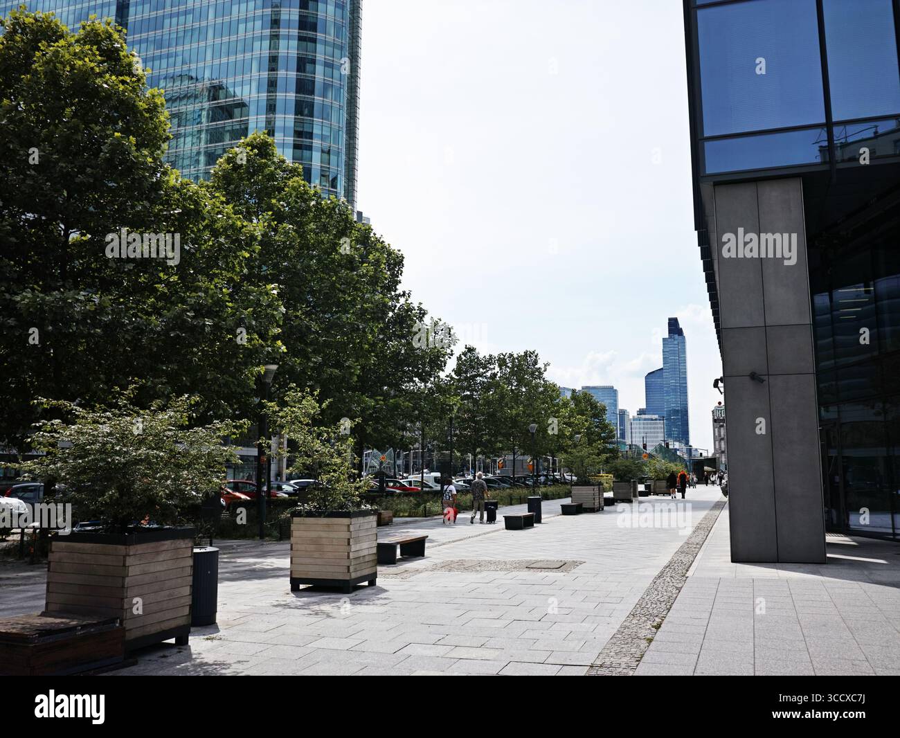 Ein Auto steht auf der Straße vor dem Gebäude. Warschau, Polen 14.06.2024 Stockfoto
