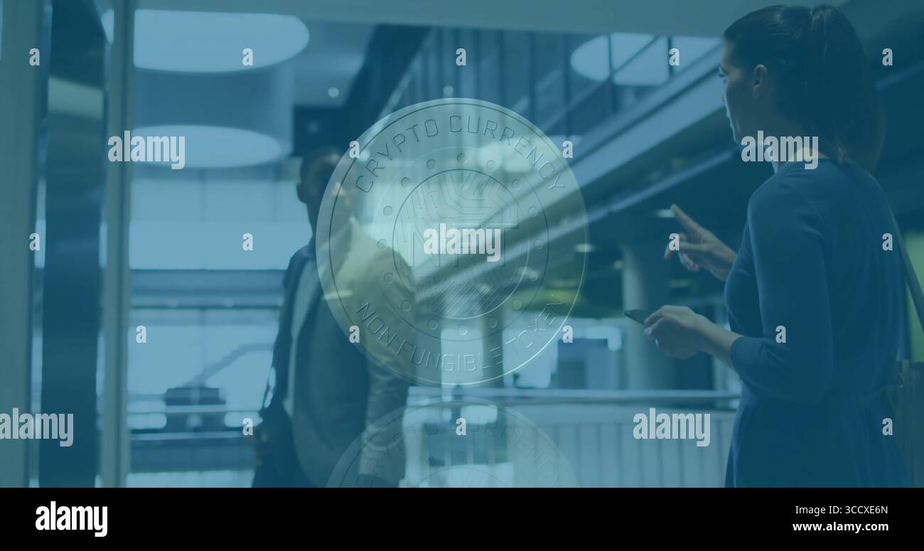 Schwankende transluzente Münzgrafik, die NFT Krypto Currency Non-Fungible Token im Atrium anzeigt Stockfoto