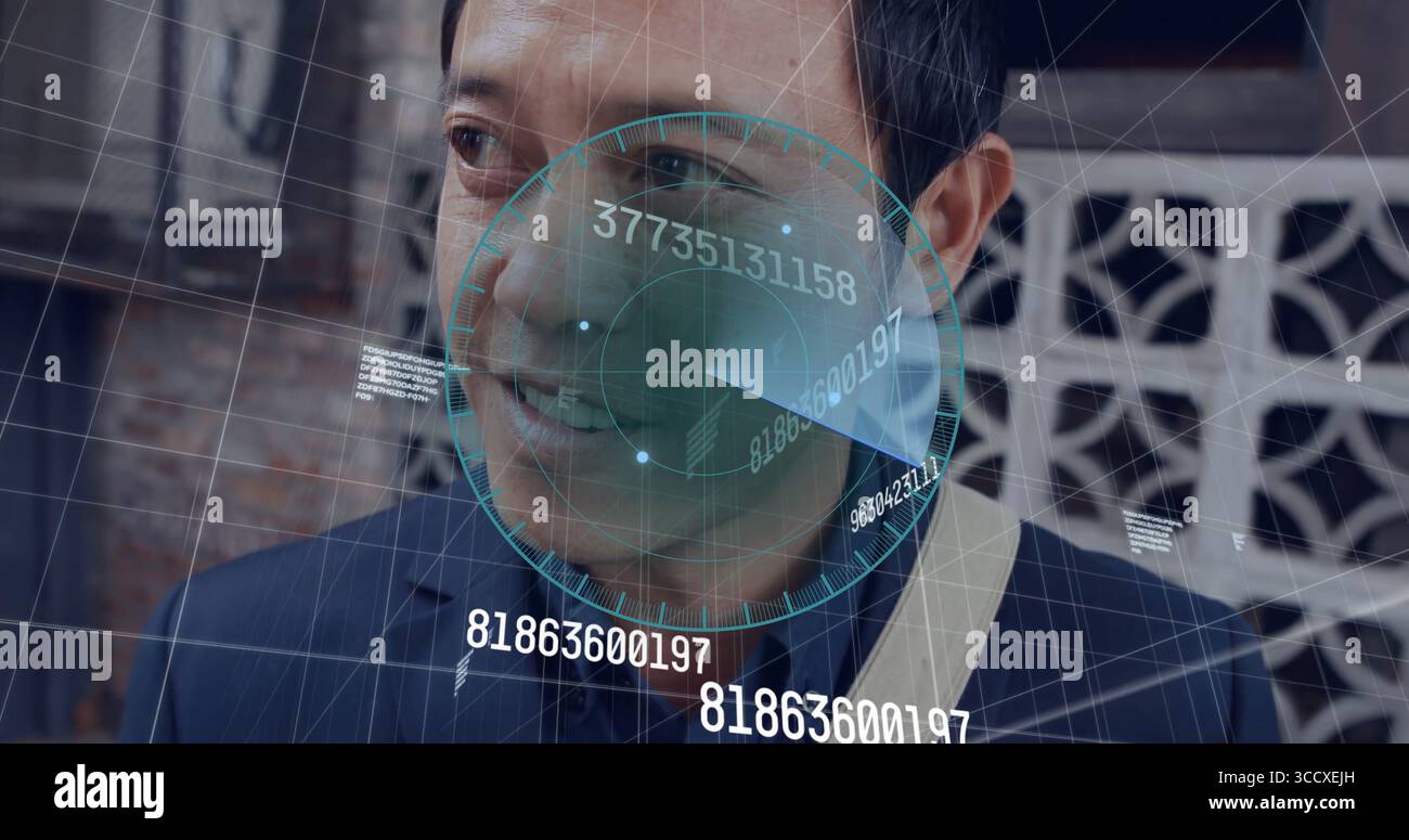 Analyse holographischer Daten-Overlay, asiatischer Mann im dunklen Anzug, der auf der städtischen Straße steht, mit Taschenriemen Stockfoto