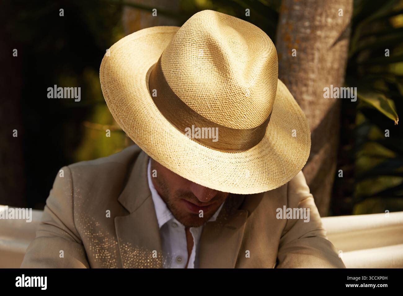 Mann in einer Hängematte mit Hut Stockfoto