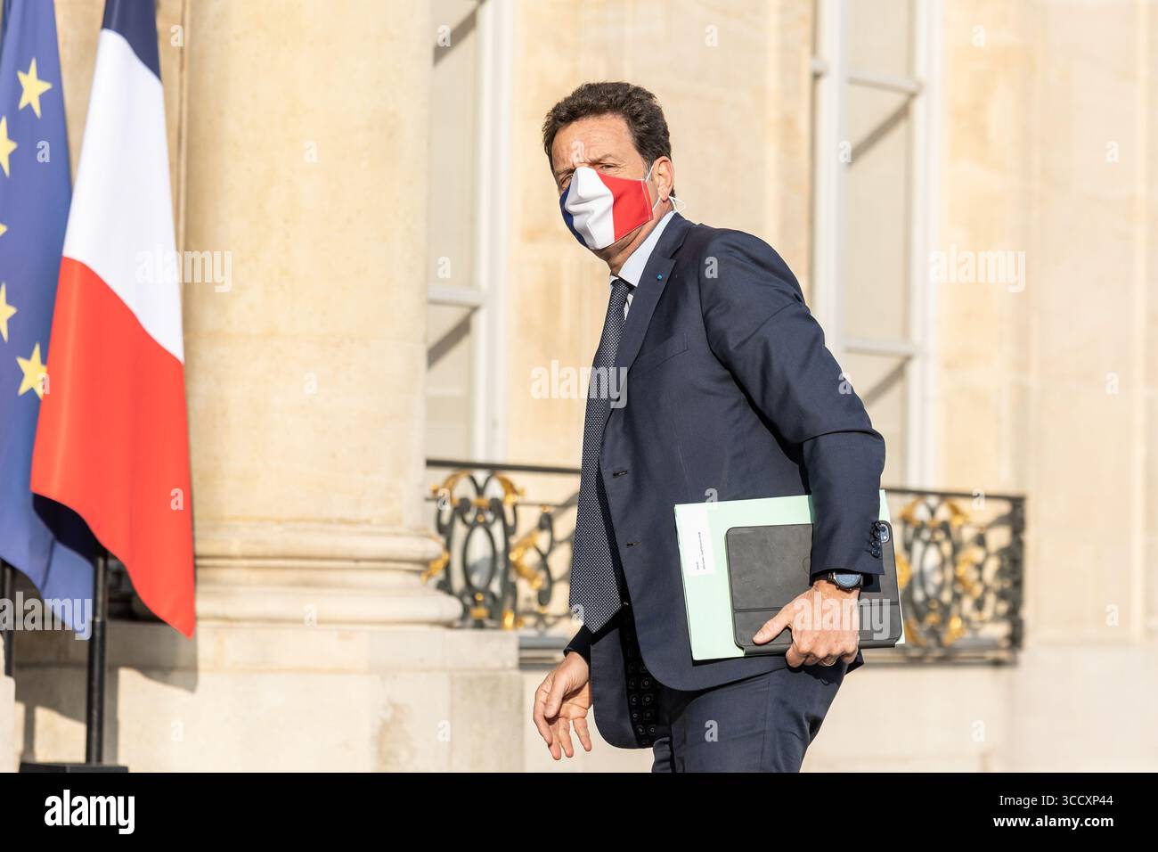 29. April 2021, Paris, Ile-de-France (Region, Frankreich: Herr Geoffroy ROUX DE BEZIEUX, Präsident des MEDEF. Die Gewerkschaften und Arbeitgeberorganisationen wurden vom Elysee zu einem Treffen mit dem Präsidenten der Französischen Republik, Emmanuel Macron, eingeladen, um Lösungen für die wirtschaftliche und soziale Krise im Zusammenhang mit der Epidemie zu erarbeiten. (Bild: © Sadak Souici/ZUMA Press Wire) Stockfoto