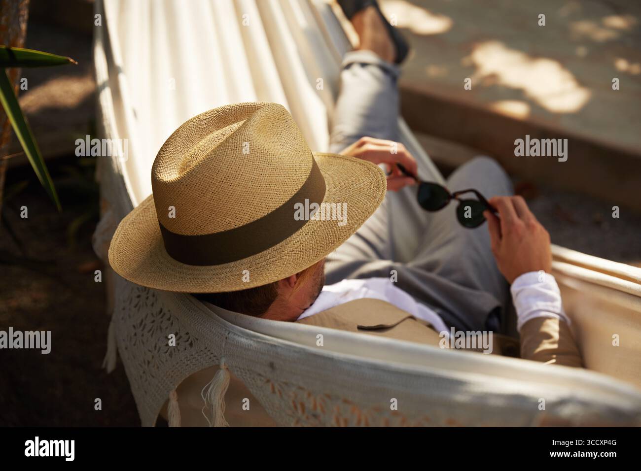 Mann in einer Hängematte mit Hut Stockfoto