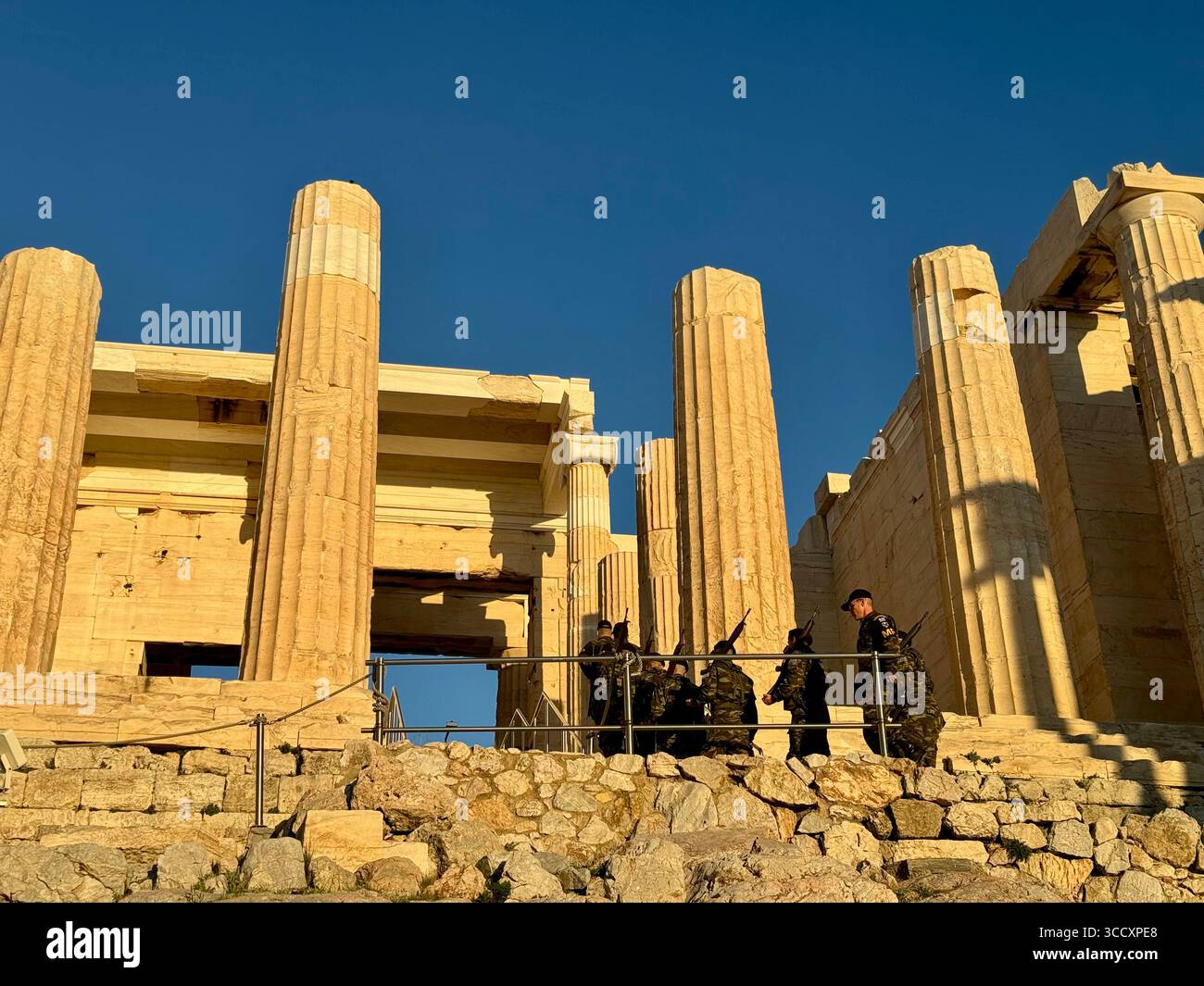 Das griechische Militär führt bei Sonnenuntergang eine Zeremonie durch, um das Innere der Akropolis zu besichtigen und die Flagge zu bewachen, eine wichtige kulturelle Tradition. - Smartphone-aufgenommenes Stockfoto