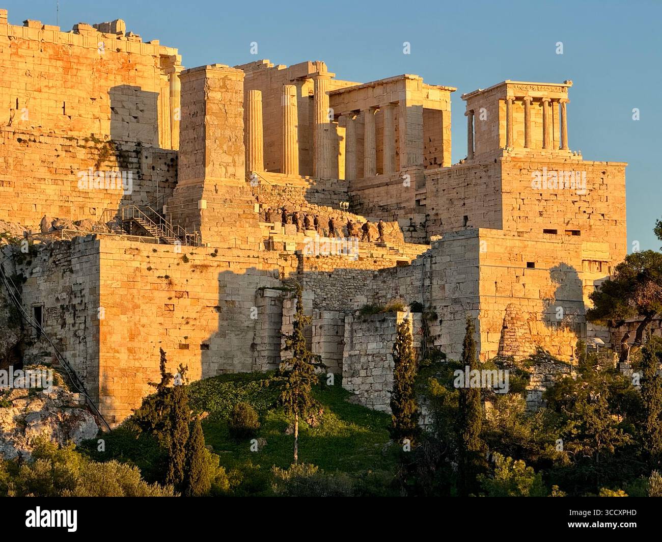 Das griechische Militär führt bei Sonnenuntergang eine Zeremonie durch, um das Innere der Akropolis zu besichtigen und die Flagge zu bewachen, eine wichtige kulturelle Tradition. - Smartphone-aufgenommenes Stockfoto