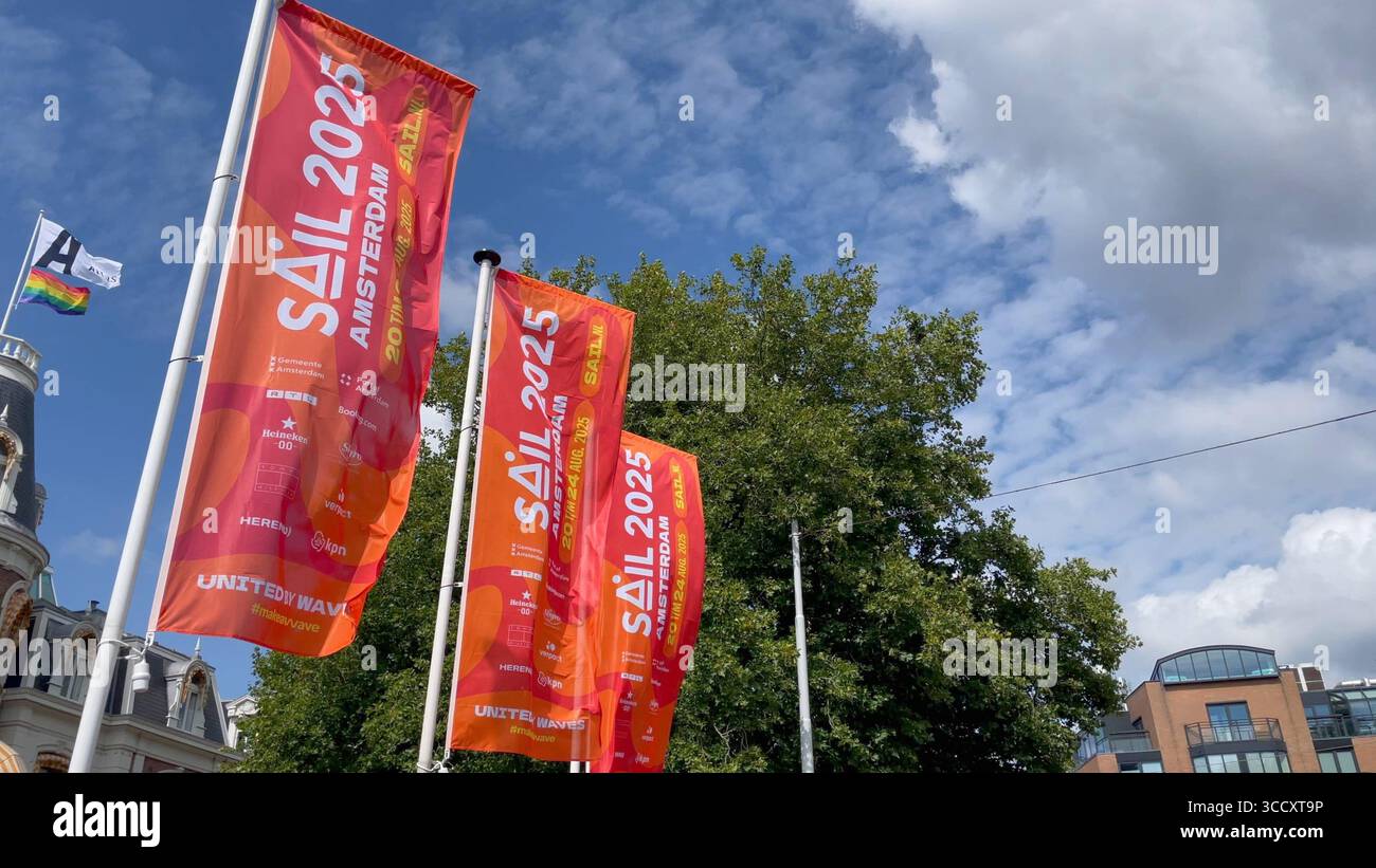 Amsterdam Niederlande 10. August 2025 Banner flattern im Wind für das bevorstehende Sail 2025 Tall Ships Event. Stockfoto
