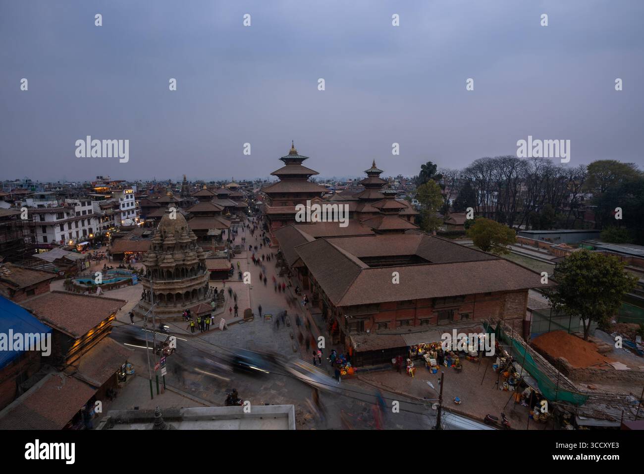 Blick aus der Vogelperspektive vom Dach zum Patan Durbar Square in Kathmandu, Nepal. Stockfoto
