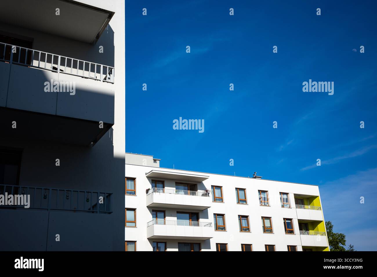 Die Fassaden weißer Wohnhäuser vor blauem Himmel. Moderne Mehrfamilienhäuser. Stockfoto